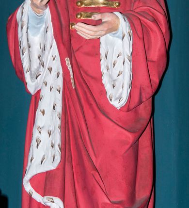 Zdjęcie nr 9: Ołtarz w kaplicy Matki Boskiej Szaflarskiej stanowi przykład przyściennej, architektonicznej, drewnianej nastawy trójosiowej ze zwieńczeniem. Stipes ołtarzowy z drewnianą mensą z kamiennym portatylem uzyskał kształt leżącego prostopadłościanu. Jego przód flankują hermy o trzonach dekorowanych cekinami. W polu zastosowano prostokątną płycinę ujętą kimationem. Na mensie ustawiono prostopadłościenne tabernakulum z wyodrębnionym cokołem i gzymsem koronującym wyłamanym na osi, podtrzymywanym przez dwa pilastry. Krawędzie tabernakulum zdobi imitacja boniowania. Drzwiczki ozdobiono stojącą, prostokątną płyciną, zwieńczoną trójkątnym przyczółkiem. W polu płyciny umieszczono stojący na obłokach płaskorzeźbiony i złocony kielich z hostią otoczoną promieniami. Jednokondygnacyjna nastawa wspiera się na prostokątnej predelli, przechodzącej pod osiami bocznymi w wolutowe konsole. Osie retabulum wydzielone zostały za pomocą skrajnych pilastrów oraz pary kolumn flankujących oś środkową. Podpory dźwigają pełne belkowanie wyłamane na ich osi, przerwane w partii pola środkowego oraz na osiach skrajnych przerwany półokrągły przyczółek. Wewnętrzna para kolumn dźwiga dodatkowo parę konsol podtrzymujących pełne belkowanie wyłamane na ich osi. Zwieńczenie uzyskało formę kwadratu zamkniętego szczytem z krzyżem, ujętego parą kolumienek na cokołach podtrzymujących skrajne woluty. Po zewnętrznych bokach zwieńczenia usytuowano postacie adorujących aniołów. W polu środkowym kondygnacji znalazła się nisza w formie stojącego prostokąta zamkniętego archiwoltą opadającą na belkowanie z konchą wydzieloną przez poziomy gzyms wsparty na dwóch pilastrach. W podniebiu konchy widoczna jest rzeźbiona i srebrzona gołębica Ducha Świętego. W niszy ustawiono figurę Matki Boskiej z Dzieciątkiem stojącą na wysokim czworobocznym postumencie. W osiach bocznych znalazły się nisze zamknięte konchą, u dołu podtrzymywane wspornikiem, z figurami św. Elżbiety Węgierskiej i św. Kazimierza Królewicza. W polu zwieńczenia umieszczono obraz w formie owalu ujęty ramą z przedstawieniem św. Maurycego. Ołtarz w całości pokryty został bogatą i zróżnicowaną dekoracją ornamentalną. Liśćmi akantu ozdobiono cokoły kolumn i wolut podwieszonych pod boczne osie. Kolumny w jednej czwartej wysokości obwiedzione zostały profilowaną listwą wypełnioną rautami. Ich dolne części ozdobiono uskrzydlonymi główkami aniołów z podwieszonymi festonami i girlandami. Z kolei w górnych partiach wykorzystano spiralne wici winnego grona. Dekoracyjnie artykułowano także pilastry, które w jednej czwartej przedzielono profilowanym gzymsem. Ich dolne części szczelnie wypełniono ornamentem okuciowym z rautem w środku, z kolei górne pokryto układającą się swobodnie i symetrycznie wstęgą z kaboszonami. Fryz belkowania wypełniony został wicią roślinną. Pola pomiędzy niszą a belkowaniem ozdobiono uskrzydlonymi główkami aniołów i podwieszonymi pod nimi girlandami. Ponadto uskrzydlone główki aniołów zdobią imposty podstawy zwieńczenia oraz klucz archiwolty ponad niszą główną. Kolumieńki zwieńczenia ozdobione zostały układającą się spiralnie wstęgą. Na dekoracje ornamentalną nastawy składają się również różne zdobienia profilów belkowania i zwieńczenia w postaci kostkowania, wolich oczu oraz pasów utworzonych z liści akantu.
