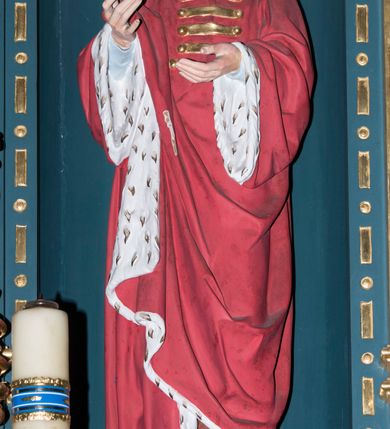 Zdjęcie nr 8: Ołtarz w kaplicy Matki Boskiej Szaflarskiej stanowi przykład przyściennej, architektonicznej, drewnianej nastawy trójosiowej ze zwieńczeniem. Stipes ołtarzowy z drewnianą mensą z kamiennym portatylem uzyskał kształt leżącego prostopadłościanu. Jego przód flankują hermy o trzonach dekorowanych cekinami. W polu zastosowano prostokątną płycinę ujętą kimationem. Na mensie ustawiono prostopadłościenne tabernakulum z wyodrębnionym cokołem i gzymsem koronującym wyłamanym na osi, podtrzymywanym przez dwa pilastry. Krawędzie tabernakulum zdobi imitacja boniowania. Drzwiczki ozdobiono stojącą, prostokątną płyciną, zwieńczoną trójkątnym przyczółkiem. W polu płyciny umieszczono stojący na obłokach płaskorzeźbiony i złocony kielich z hostią otoczoną promieniami. Jednokondygnacyjna nastawa wspiera się na prostokątnej predelli, przechodzącej pod osiami bocznymi w wolutowe konsole. Osie retabulum wydzielone zostały za pomocą skrajnych pilastrów oraz pary kolumn flankujących oś środkową. Podpory dźwigają pełne belkowanie wyłamane na ich osi, przerwane w partii pola środkowego oraz na osiach skrajnych przerwany półokrągły przyczółek. Wewnętrzna para kolumn dźwiga dodatkowo parę konsol podtrzymujących pełne belkowanie wyłamane na ich osi. Zwieńczenie uzyskało formę kwadratu zamkniętego szczytem z krzyżem, ujętego parą kolumienek na cokołach podtrzymujących skrajne woluty. Po zewnętrznych bokach zwieńczenia usytuowano postacie adorujących aniołów. W polu środkowym kondygnacji znalazła się nisza w formie stojącego prostokąta zamkniętego archiwoltą opadającą na belkowanie z konchą wydzieloną przez poziomy gzyms wsparty na dwóch pilastrach. W podniebiu konchy widoczna jest rzeźbiona i srebrzona gołębica Ducha Świętego. W niszy ustawiono figurę Matki Boskiej z Dzieciątkiem stojącą na wysokim czworobocznym postumencie. W osiach bocznych znalazły się nisze zamknięte konchą, u dołu podtrzymywane wspornikiem, z figurami św. Elżbiety Węgierskiej i św. Kazimierza Królewicza. W polu zwieńczenia umieszczono obraz w formie owalu ujęty ramą z przedstawieniem św. Maurycego. Ołtarz w całości pokryty został bogatą i zróżnicowaną dekoracją ornamentalną. Liśćmi akantu ozdobiono cokoły kolumn i wolut podwieszonych pod boczne osie. Kolumny w jednej czwartej wysokości obwiedzione zostały profilowaną listwą wypełnioną rautami. Ich dolne części ozdobiono uskrzydlonymi główkami aniołów z podwieszonymi festonami i girlandami. Z kolei w górnych partiach wykorzystano spiralne wici winnego grona. Dekoracyjnie artykułowano także pilastry, które w jednej czwartej przedzielono profilowanym gzymsem. Ich dolne części szczelnie wypełniono ornamentem okuciowym z rautem w środku, z kolei górne pokryto układającą się swobodnie i symetrycznie wstęgą z kaboszonami. Fryz belkowania wypełniony został wicią roślinną. Pola pomiędzy niszą a belkowaniem ozdobiono uskrzydlonymi główkami aniołów i podwieszonymi pod nimi girlandami. Ponadto uskrzydlone główki aniołów zdobią imposty podstawy zwieńczenia oraz klucz archiwolty ponad niszą główną. Kolumieńki zwieńczenia ozdobione zostały układającą się spiralnie wstęgą. Na dekoracje ornamentalną nastawy składają się również różne zdobienia profilów belkowania i zwieńczenia w postaci kostkowania, wolich oczu oraz pasów utworzonych z liści akantu.
