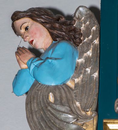 Zdjęcie nr 11: Ołtarz w kaplicy Matki Boskiej Szaflarskiej stanowi przykład przyściennej, architektonicznej, drewnianej nastawy trójosiowej ze zwieńczeniem. Stipes ołtarzowy z drewnianą mensą z kamiennym portatylem uzyskał kształt leżącego prostopadłościanu. Jego przód flankują hermy o trzonach dekorowanych cekinami. W polu zastosowano prostokątną płycinę ujętą kimationem. Na mensie ustawiono prostopadłościenne tabernakulum z wyodrębnionym cokołem i gzymsem koronującym wyłamanym na osi, podtrzymywanym przez dwa pilastry. Krawędzie tabernakulum zdobi imitacja boniowania. Drzwiczki ozdobiono stojącą, prostokątną płyciną, zwieńczoną trójkątnym przyczółkiem. W polu płyciny umieszczono stojący na obłokach płaskorzeźbiony i złocony kielich z hostią otoczoną promieniami. Jednokondygnacyjna nastawa wspiera się na prostokątnej predelli, przechodzącej pod osiami bocznymi w wolutowe konsole. Osie retabulum wydzielone zostały za pomocą skrajnych pilastrów oraz pary kolumn flankujących oś środkową. Podpory dźwigają pełne belkowanie wyłamane na ich osi, przerwane w partii pola środkowego oraz na osiach skrajnych przerwany półokrągły przyczółek. Wewnętrzna para kolumn dźwiga dodatkowo parę konsol podtrzymujących pełne belkowanie wyłamane na ich osi. Zwieńczenie uzyskało formę kwadratu zamkniętego szczytem z krzyżem, ujętego parą kolumienek na cokołach podtrzymujących skrajne woluty. Po zewnętrznych bokach zwieńczenia usytuowano postacie adorujących aniołów. W polu środkowym kondygnacji znalazła się nisza w formie stojącego prostokąta zamkniętego archiwoltą opadającą na belkowanie z konchą wydzieloną przez poziomy gzyms wsparty na dwóch pilastrach. W podniebiu konchy widoczna jest rzeźbiona i srebrzona gołębica Ducha Świętego. W niszy ustawiono figurę Matki Boskiej z Dzieciątkiem stojącą na wysokim czworobocznym postumencie. W osiach bocznych znalazły się nisze zamknięte konchą, u dołu podtrzymywane wspornikiem, z figurami św. Elżbiety Węgierskiej i św. Kazimierza Królewicza. W polu zwieńczenia umieszczono obraz w formie owalu ujęty ramą z przedstawieniem św. Maurycego. Ołtarz w całości pokryty został bogatą i zróżnicowaną dekoracją ornamentalną. Liśćmi akantu ozdobiono cokoły kolumn i wolut podwieszonych pod boczne osie. Kolumny w jednej czwartej wysokości obwiedzione zostały profilowaną listwą wypełnioną rautami. Ich dolne części ozdobiono uskrzydlonymi główkami aniołów z podwieszonymi festonami i girlandami. Z kolei w górnych partiach wykorzystano spiralne wici winnego grona. Dekoracyjnie artykułowano także pilastry, które w jednej czwartej przedzielono profilowanym gzymsem. Ich dolne części szczelnie wypełniono ornamentem okuciowym z rautem w środku, z kolei górne pokryto układającą się swobodnie i symetrycznie wstęgą z kaboszonami. Fryz belkowania wypełniony został wicią roślinną. Pola pomiędzy niszą a belkowaniem ozdobiono uskrzydlonymi główkami aniołów i podwieszonymi pod nimi girlandami. Ponadto uskrzydlone główki aniołów zdobią imposty podstawy zwieńczenia oraz klucz archiwolty ponad niszą główną. Kolumieńki zwieńczenia ozdobione zostały układającą się spiralnie wstęgą. Na dekoracje ornamentalną nastawy składają się również różne zdobienia profilów belkowania i zwieńczenia w postaci kostkowania, wolich oczu oraz pasów utworzonych z liści akantu.
