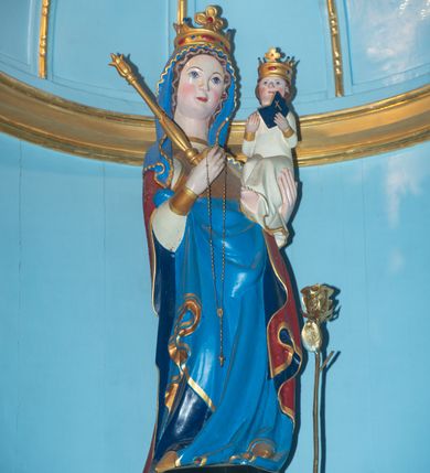 Zdjęcie nr 23: Ołtarz w kaplicy Matki Boskiej Szaflarskiej stanowi przykład przyściennej, architektonicznej, drewnianej nastawy trójosiowej ze zwieńczeniem. Stipes ołtarzowy z drewnianą mensą z kamiennym portatylem uzyskał kształt leżącego prostopadłościanu. Jego przód flankują hermy o trzonach dekorowanych cekinami. W polu zastosowano prostokątną płycinę ujętą kimationem. Na mensie ustawiono prostopadłościenne tabernakulum z wyodrębnionym cokołem i gzymsem koronującym wyłamanym na osi, podtrzymywanym przez dwa pilastry. Krawędzie tabernakulum zdobi imitacja boniowania. Drzwiczki ozdobiono stojącą, prostokątną płyciną, zwieńczoną trójkątnym przyczółkiem. W polu płyciny umieszczono stojący na obłokach płaskorzeźbiony i złocony kielich z hostią otoczoną promieniami. Jednokondygnacyjna nastawa wspiera się na prostokątnej predelli, przechodzącej pod osiami bocznymi w wolutowe konsole. Osie retabulum wydzielone zostały za pomocą skrajnych pilastrów oraz pary kolumn flankujących oś środkową. Podpory dźwigają pełne belkowanie wyłamane na ich osi, przerwane w partii pola środkowego oraz na osiach skrajnych przerwany półokrągły przyczółek. Wewnętrzna para kolumn dźwiga dodatkowo parę konsol podtrzymujących pełne belkowanie wyłamane na ich osi. Zwieńczenie uzyskało formę kwadratu zamkniętego szczytem z krzyżem, ujętego parą kolumienek na cokołach podtrzymujących skrajne woluty. Po zewnętrznych bokach zwieńczenia usytuowano postacie adorujących aniołów. W polu środkowym kondygnacji znalazła się nisza w formie stojącego prostokąta zamkniętego archiwoltą opadającą na belkowanie z konchą wydzieloną przez poziomy gzyms wsparty na dwóch pilastrach. W podniebiu konchy widoczna jest rzeźbiona i srebrzona gołębica Ducha Świętego. W niszy ustawiono figurę Matki Boskiej z Dzieciątkiem stojącą na wysokim czworobocznym postumencie. W osiach bocznych znalazły się nisze zamknięte konchą, u dołu podtrzymywane wspornikiem, z figurami św. Elżbiety Węgierskiej i św. Kazimierza Królewicza. W polu zwieńczenia umieszczono obraz w formie owalu ujęty ramą z przedstawieniem św. Maurycego. Ołtarz w całości pokryty został bogatą i zróżnicowaną dekoracją ornamentalną. Liśćmi akantu ozdobiono cokoły kolumn i wolut podwieszonych pod boczne osie. Kolumny w jednej czwartej wysokości obwiedzione zostały profilowaną listwą wypełnioną rautami. Ich dolne części ozdobiono uskrzydlonymi główkami aniołów z podwieszonymi festonami i girlandami. Z kolei w górnych partiach wykorzystano spiralne wici winnego grona. Dekoracyjnie artykułowano także pilastry, które w jednej czwartej przedzielono profilowanym gzymsem. Ich dolne części szczelnie wypełniono ornamentem okuciowym z rautem w środku, z kolei górne pokryto układającą się swobodnie i symetrycznie wstęgą z kaboszonami. Fryz belkowania wypełniony został wicią roślinną. Pola pomiędzy niszą a belkowaniem ozdobiono uskrzydlonymi główkami aniołów i podwieszonymi pod nimi girlandami. Ponadto uskrzydlone główki aniołów zdobią imposty podstawy zwieńczenia oraz klucz archiwolty ponad niszą główną. Kolumieńki zwieńczenia ozdobione zostały układającą się spiralnie wstęgą. Na dekoracje ornamentalną nastawy składają się również różne zdobienia profilów belkowania i zwieńczenia w postaci kostkowania, wolich oczu oraz pasów utworzonych z liści akantu.
