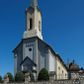 Zdjęcie nr 1: Kościół murowany, tynkowany, orientowany, jednonawowy, na kamiennym podmurowaniu. Prezbiterium jednoprzęsłowe, na planie prostokąta, zamknięte prostą ścianą, od północy prostokątna zakrystia. Nawa główna szersza od prezbiterium, trójprzęsłowa, na rzucie prostokąta, od południa przylega prostokątna kruchta, od zachodu prostokątny przedsionek z wieżą na planie kwadratu o ściętych narożach. Prezbiterium i nawa nakryte sklepieniem krzyżowym wspartym na zdwojonych filarach o kanelowanych trzonach, wydzielających przęsła. Otwór tęczowy w formie półkolistej arkady wspartej na filarach. W zachodniej części wnętrza kościoła parapet chóru muzycznego oparty na dwóch kolumnach. Na osi, pod chórem wejście do przedsionka, na ścianie południowej, w drugim przęśle, wejście do kruchty. Fasada trójosiowa, z wyodrębnionym środkowym wykuszem, osie wydzielone lizenami, zamknięte uproszczonym fryzem arkadkowym. Na osi środkowej dwukondygnacyjny portal wejściowy, w pierwszej kondygnacji flankowany dwiema parami kolumn podtrzymujących trójspadowy daszek, w drugiej czterema słupami podtrzymującymi trójkątny szczyt nakryty daszkiem dwuspadowym, w dolnej partii dekorowany arkadkami, w górnej krzyż. W polu dwuskrzydłowe drzwi wejściowe z nadświetlem w formie stojącego prostokąta zamkniętego łukiem półkolistym, ujęte profilowanym obramieniem. Na osi środkowej, nad portalem okulus, na osiach bocznych, w dolnej partii wąskie okna. Wieża smukła, na zdwojonym cokole, zamknięta wyłamanym trójkątnie gzymsem, nakryta dachem wieżowym zakończonym kulą z krzyżem; na każdej ściance otwory dzwonne w formie wydłużonego stojącego prostokąta zamkniętego łukiem półkolistym. Elewacje gładkie, tynkowane, z podziałami, utworzonymi przez uproszczone pilastry, zakończone fryzem arkadkowym. Na każdej osi duże okno w formie stojącego prostokąta zamkniętego łukiem półkolistym. Nad wejściem do kruchty południowej wnęka w kształcie stojącego prostokąta zamkniętego łukiem półkolistym nadwieszonym, z obrazem św. Jakuba. Nawa główna, prezbiterium i kruchta boczna nakryte dachami dwuspadowymi. W dwóch trzecich długości dachu ośmioboczna wieżyczka na sygnaturkę nakryta dachem wieżowym.


