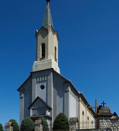 Zdjęcie nr 1: Kościół murowany, tynkowany, orientowany, jednonawowy, na kamiennym podmurowaniu. Prezbiterium jednoprzęsłowe, na planie prostokąta, zamknięte prostą ścianą, od północy prostokątna zakrystia. Nawa główna szersza od prezbiterium, trójprzęsłowa, na rzucie prostokąta, od południa przylega prostokątna kruchta, od zachodu prostokątny przedsionek z wieżą na planie kwadratu o ściętych narożach. Prezbiterium i nawa nakryte sklepieniem krzyżowym wspartym na zdwojonych filarach o kanelowanych trzonach, wydzielających przęsła. Otwór tęczowy w formie półkolistej arkady wspartej na filarach. W zachodniej części wnętrza kościoła parapet chóru muzycznego oparty na dwóch kolumnach. Na osi, pod chórem wejście do przedsionka, na ścianie południowej, w drugim przęśle, wejście do kruchty. Fasada trójosiowa, z wyodrębnionym środkowym wykuszem, osie wydzielone lizenami, zamknięte uproszczonym fryzem arkadkowym. Na osi środkowej dwukondygnacyjny portal wejściowy, w pierwszej kondygnacji flankowany dwiema parami kolumn podtrzymujących trójspadowy daszek, w drugiej czterema słupami podtrzymującymi trójkątny szczyt nakryty daszkiem dwuspadowym, w dolnej partii dekorowany arkadkami, w górnej krzyż. W polu dwuskrzydłowe drzwi wejściowe z nadświetlem w formie stojącego prostokąta zamkniętego łukiem półkolistym, ujęte profilowanym obramieniem. Na osi środkowej, nad portalem okulus, na osiach bocznych, w dolnej partii wąskie okna. Wieża smukła, na zdwojonym cokole, zamknięta wyłamanym trójkątnie gzymsem, nakryta dachem wieżowym zakończonym kulą z krzyżem; na każdej ściance otwory dzwonne w formie wydłużonego stojącego prostokąta zamkniętego łukiem półkolistym. Elewacje gładkie, tynkowane, z podziałami, utworzonymi przez uproszczone pilastry, zakończone fryzem arkadkowym. Na każdej osi duże okno w formie stojącego prostokąta zamkniętego łukiem półkolistym. Nad wejściem do kruchty południowej wnęka w kształcie stojącego prostokąta zamkniętego łukiem półkolistym nadwieszonym, z obrazem św. Jakuba. Nawa główna, prezbiterium i kruchta boczna nakryte dachami dwuspadowymi. W dwóch trzecich długości dachu ośmioboczna wieżyczka na sygnaturkę nakryta dachem wieżowym.


