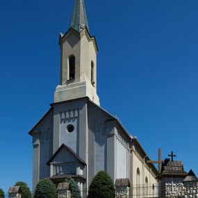 Zdjęcie nr 1: Kościół murowany, tynkowany, orientowany, jednonawowy, na kamiennym podmurowaniu. Prezbiterium jednoprzęsłowe, na planie prostokąta, zamknięte prostą ścianą, od północy prostokątna zakrystia. Nawa główna szersza od prezbiterium, trójprzęsłowa, na rzucie prostokąta, od południa przylega prostokątna kruchta, od zachodu prostokątny przedsionek z wieżą na planie kwadratu o ściętych narożach. Prezbiterium i nawa nakryte sklepieniem krzyżowym wspartym na zdwojonych filarach o kanelowanych trzonach, wydzielających przęsła. Otwór tęczowy w formie półkolistej arkady wspartej na filarach. W zachodniej części wnętrza kościoła parapet chóru muzycznego oparty na dwóch kolumnach. Na osi, pod chórem wejście do przedsionka, na ścianie południowej, w drugim przęśle, wejście do kruchty. Fasada trójosiowa, z wyodrębnionym środkowym wykuszem, osie wydzielone lizenami, zamknięte uproszczonym fryzem arkadkowym. Na osi środkowej dwukondygnacyjny portal wejściowy, w pierwszej kondygnacji flankowany dwiema parami kolumn podtrzymujących trójspadowy daszek, w drugiej czterema słupami podtrzymującymi trójkątny szczyt nakryty daszkiem dwuspadowym, w dolnej partii dekorowany arkadkami, w górnej krzyż. W polu dwuskrzydłowe drzwi wejściowe z nadświetlem w formie stojącego prostokąta zamkniętego łukiem półkolistym, ujęte profilowanym obramieniem. Na osi środkowej, nad portalem okulus, na osiach bocznych, w dolnej partii wąskie okna. Wieża smukła, na zdwojonym cokole, zamknięta wyłamanym trójkątnie gzymsem, nakryta dachem wieżowym zakończonym kulą z krzyżem; na każdej ściance otwory dzwonne w formie wydłużonego stojącego prostokąta zamkniętego łukiem półkolistym. Elewacje gładkie, tynkowane, z podziałami, utworzonymi przez uproszczone pilastry, zakończone fryzem arkadkowym. Na każdej osi duże okno w formie stojącego prostokąta zamkniętego łukiem półkolistym. Nad wejściem do kruchty południowej wnęka w kształcie stojącego prostokąta zamkniętego łukiem półkolistym nadwieszonym, z obrazem św. Jakuba. Nawa główna, prezbiterium i kruchta boczna nakryte dachami dwuspadowymi. W dwóch trzecich długości dachu ośmioboczna wieżyczka na sygnaturkę nakryta dachem wieżowym.


