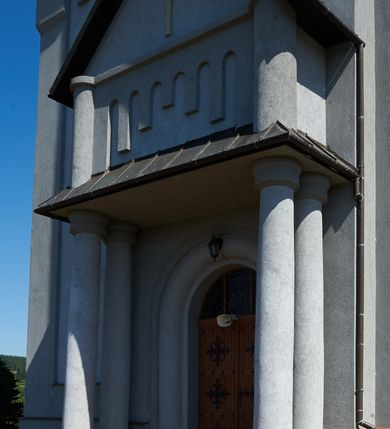 Zdjęcie nr 4: Kościół murowany, tynkowany, orientowany, jednonawowy, na kamiennym podmurowaniu. Prezbiterium jednoprzęsłowe, na planie prostokąta, zamknięte prostą ścianą, od północy prostokątna zakrystia. Nawa główna szersza od prezbiterium, trójprzęsłowa, na rzucie prostokąta, od południa przylega prostokątna kruchta, od zachodu prostokątny przedsionek z wieżą na planie kwadratu o ściętych narożach. Prezbiterium i nawa nakryte sklepieniem krzyżowym wspartym na zdwojonych filarach o kanelowanych trzonach, wydzielających przęsła. Otwór tęczowy w formie półkolistej arkady wspartej na filarach. W zachodniej części wnętrza kościoła parapet chóru muzycznego oparty na dwóch kolumnach. Na osi, pod chórem wejście do przedsionka, na ścianie południowej, w drugim przęśle, wejście do kruchty. Fasada trójosiowa, z wyodrębnionym środkowym wykuszem, osie wydzielone lizenami, zamknięte uproszczonym fryzem arkadkowym. Na osi środkowej dwukondygnacyjny portal wejściowy, w pierwszej kondygnacji flankowany dwiema parami kolumn podtrzymujących trójspadowy daszek, w drugiej czterema słupami podtrzymującymi trójkątny szczyt nakryty daszkiem dwuspadowym, w dolnej partii dekorowany arkadkami, w górnej krzyż. W polu dwuskrzydłowe drzwi wejściowe z nadświetlem w formie stojącego prostokąta zamkniętego łukiem półkolistym, ujęte profilowanym obramieniem. Na osi środkowej, nad portalem okulus, na osiach bocznych, w dolnej partii wąskie okna. Wieża smukła, na zdwojonym cokole, zamknięta wyłamanym trójkątnie gzymsem, nakryta dachem wieżowym zakończonym kulą z krzyżem; na każdej ściance otwory dzwonne w formie wydłużonego stojącego prostokąta zamkniętego łukiem półkolistym. Elewacje gładkie, tynkowane, z podziałami, utworzonymi przez uproszczone pilastry, zakończone fryzem arkadkowym. Na każdej osi duże okno w formie stojącego prostokąta zamkniętego łukiem półkolistym. Nad wejściem do kruchty południowej wnęka w kształcie stojącego prostokąta zamkniętego łukiem półkolistym nadwieszonym, z obrazem św. Jakuba. Nawa główna, prezbiterium i kruchta boczna nakryte dachami dwuspadowymi. W dwóch trzecich długości dachu ośmioboczna wieżyczka na sygnaturkę nakryta dachem wieżowym.


