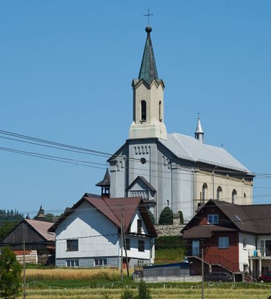 Zdjęcie nr 3: Kościół murowany, tynkowany, orientowany, jednonawowy, na kamiennym podmurowaniu. Prezbiterium jednoprzęsłowe, na planie prostokąta, zamknięte prostą ścianą, od północy prostokątna zakrystia. Nawa główna szersza od prezbiterium, trójprzęsłowa, na rzucie prostokąta, od południa przylega prostokątna kruchta, od zachodu prostokątny przedsionek z wieżą na planie kwadratu o ściętych narożach. Prezbiterium i nawa nakryte sklepieniem krzyżowym wspartym na zdwojonych filarach o kanelowanych trzonach, wydzielających przęsła. Otwór tęczowy w formie półkolistej arkady wspartej na filarach. W zachodniej części wnętrza kościoła parapet chóru muzycznego oparty na dwóch kolumnach. Na osi, pod chórem wejście do przedsionka, na ścianie południowej, w drugim przęśle, wejście do kruchty. Fasada trójosiowa, z wyodrębnionym środkowym wykuszem, osie wydzielone lizenami, zamknięte uproszczonym fryzem arkadkowym. Na osi środkowej dwukondygnacyjny portal wejściowy, w pierwszej kondygnacji flankowany dwiema parami kolumn podtrzymujących trójspadowy daszek, w drugiej czterema słupami podtrzymującymi trójkątny szczyt nakryty daszkiem dwuspadowym, w dolnej partii dekorowany arkadkami, w górnej krzyż. W polu dwuskrzydłowe drzwi wejściowe z nadświetlem w formie stojącego prostokąta zamkniętego łukiem półkolistym, ujęte profilowanym obramieniem. Na osi środkowej, nad portalem okulus, na osiach bocznych, w dolnej partii wąskie okna. Wieża smukła, na zdwojonym cokole, zamknięta wyłamanym trójkątnie gzymsem, nakryta dachem wieżowym zakończonym kulą z krzyżem; na każdej ściance otwory dzwonne w formie wydłużonego stojącego prostokąta zamkniętego łukiem półkolistym. Elewacje gładkie, tynkowane, z podziałami, utworzonymi przez uproszczone pilastry, zakończone fryzem arkadkowym. Na każdej osi duże okno w formie stojącego prostokąta zamkniętego łukiem półkolistym. Nad wejściem do kruchty południowej wnęka w kształcie stojącego prostokąta zamkniętego łukiem półkolistym nadwieszonym, z obrazem św. Jakuba. Nawa główna, prezbiterium i kruchta boczna nakryte dachami dwuspadowymi. W dwóch trzecich długości dachu ośmioboczna wieżyczka na sygnaturkę nakryta dachem wieżowym.


