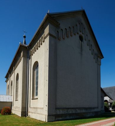 Zdjęcie nr 7: Kościół murowany, tynkowany, orientowany, jednonawowy, na kamiennym podmurowaniu. Prezbiterium jednoprzęsłowe, na planie prostokąta, zamknięte prostą ścianą, od północy prostokątna zakrystia. Nawa główna szersza od prezbiterium, trójprzęsłowa, na rzucie prostokąta, od południa przylega prostokątna kruchta, od zachodu prostokątny przedsionek z wieżą na planie kwadratu o ściętych narożach. Prezbiterium i nawa nakryte sklepieniem krzyżowym wspartym na zdwojonych filarach o kanelowanych trzonach, wydzielających przęsła. Otwór tęczowy w formie półkolistej arkady wspartej na filarach. W zachodniej części wnętrza kościoła parapet chóru muzycznego oparty na dwóch kolumnach. Na osi, pod chórem wejście do przedsionka, na ścianie południowej, w drugim przęśle, wejście do kruchty. Fasada trójosiowa, z wyodrębnionym środkowym wykuszem, osie wydzielone lizenami, zamknięte uproszczonym fryzem arkadkowym. Na osi środkowej dwukondygnacyjny portal wejściowy, w pierwszej kondygnacji flankowany dwiema parami kolumn podtrzymujących trójspadowy daszek, w drugiej czterema słupami podtrzymującymi trójkątny szczyt nakryty daszkiem dwuspadowym, w dolnej partii dekorowany arkadkami, w górnej krzyż. W polu dwuskrzydłowe drzwi wejściowe z nadświetlem w formie stojącego prostokąta zamkniętego łukiem półkolistym, ujęte profilowanym obramieniem. Na osi środkowej, nad portalem okulus, na osiach bocznych, w dolnej partii wąskie okna. Wieża smukła, na zdwojonym cokole, zamknięta wyłamanym trójkątnie gzymsem, nakryta dachem wieżowym zakończonym kulą z krzyżem; na każdej ściance otwory dzwonne w formie wydłużonego stojącego prostokąta zamkniętego łukiem półkolistym. Elewacje gładkie, tynkowane, z podziałami, utworzonymi przez uproszczone pilastry, zakończone fryzem arkadkowym. Na każdej osi duże okno w formie stojącego prostokąta zamkniętego łukiem półkolistym. Nad wejściem do kruchty południowej wnęka w kształcie stojącego prostokąta zamkniętego łukiem półkolistym nadwieszonym, z obrazem św. Jakuba. Nawa główna, prezbiterium i kruchta boczna nakryte dachami dwuspadowymi. W dwóch trzecich długości dachu ośmioboczna wieżyczka na sygnaturkę nakryta dachem wieżowym.


