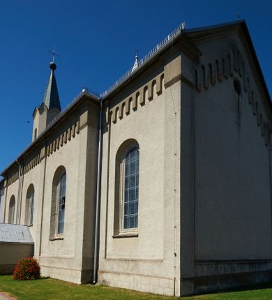 Zdjęcie nr 5: Kościół murowany, tynkowany, orientowany, jednonawowy, na kamiennym podmurowaniu. Prezbiterium jednoprzęsłowe, na planie prostokąta, zamknięte prostą ścianą, od północy prostokątna zakrystia. Nawa główna szersza od prezbiterium, trójprzęsłowa, na rzucie prostokąta, od południa przylega prostokątna kruchta, od zachodu prostokątny przedsionek z wieżą na planie kwadratu o ściętych narożach. Prezbiterium i nawa nakryte sklepieniem krzyżowym wspartym na zdwojonych filarach o kanelowanych trzonach, wydzielających przęsła. Otwór tęczowy w formie półkolistej arkady wspartej na filarach. W zachodniej części wnętrza kościoła parapet chóru muzycznego oparty na dwóch kolumnach. Na osi, pod chórem wejście do przedsionka, na ścianie południowej, w drugim przęśle, wejście do kruchty. Fasada trójosiowa, z wyodrębnionym środkowym wykuszem, osie wydzielone lizenami, zamknięte uproszczonym fryzem arkadkowym. Na osi środkowej dwukondygnacyjny portal wejściowy, w pierwszej kondygnacji flankowany dwiema parami kolumn podtrzymujących trójspadowy daszek, w drugiej czterema słupami podtrzymującymi trójkątny szczyt nakryty daszkiem dwuspadowym, w dolnej partii dekorowany arkadkami, w górnej krzyż. W polu dwuskrzydłowe drzwi wejściowe z nadświetlem w formie stojącego prostokąta zamkniętego łukiem półkolistym, ujęte profilowanym obramieniem. Na osi środkowej, nad portalem okulus, na osiach bocznych, w dolnej partii wąskie okna. Wieża smukła, na zdwojonym cokole, zamknięta wyłamanym trójkątnie gzymsem, nakryta dachem wieżowym zakończonym kulą z krzyżem; na każdej ściance otwory dzwonne w formie wydłużonego stojącego prostokąta zamkniętego łukiem półkolistym. Elewacje gładkie, tynkowane, z podziałami, utworzonymi przez uproszczone pilastry, zakończone fryzem arkadkowym. Na każdej osi duże okno w formie stojącego prostokąta zamkniętego łukiem półkolistym. Nad wejściem do kruchty południowej wnęka w kształcie stojącego prostokąta zamkniętego łukiem półkolistym nadwieszonym, z obrazem św. Jakuba. Nawa główna, prezbiterium i kruchta boczna nakryte dachami dwuspadowymi. W dwóch trzecich długości dachu ośmioboczna wieżyczka na sygnaturkę nakryta dachem wieżowym.


