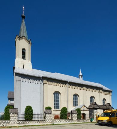 Zdjęcie nr 6: Kościół murowany, tynkowany, orientowany, jednonawowy, na kamiennym podmurowaniu. Prezbiterium jednoprzęsłowe, na planie prostokąta, zamknięte prostą ścianą, od północy prostokątna zakrystia. Nawa główna szersza od prezbiterium, trójprzęsłowa, na rzucie prostokąta, od południa przylega prostokątna kruchta, od zachodu prostokątny przedsionek z wieżą na planie kwadratu o ściętych narożach. Prezbiterium i nawa nakryte sklepieniem krzyżowym wspartym na zdwojonych filarach o kanelowanych trzonach, wydzielających przęsła. Otwór tęczowy w formie półkolistej arkady wspartej na filarach. W zachodniej części wnętrza kościoła parapet chóru muzycznego oparty na dwóch kolumnach. Na osi, pod chórem wejście do przedsionka, na ścianie południowej, w drugim przęśle, wejście do kruchty. Fasada trójosiowa, z wyodrębnionym środkowym wykuszem, osie wydzielone lizenami, zamknięte uproszczonym fryzem arkadkowym. Na osi środkowej dwukondygnacyjny portal wejściowy, w pierwszej kondygnacji flankowany dwiema parami kolumn podtrzymujących trójspadowy daszek, w drugiej czterema słupami podtrzymującymi trójkątny szczyt nakryty daszkiem dwuspadowym, w dolnej partii dekorowany arkadkami, w górnej krzyż. W polu dwuskrzydłowe drzwi wejściowe z nadświetlem w formie stojącego prostokąta zamkniętego łukiem półkolistym, ujęte profilowanym obramieniem. Na osi środkowej, nad portalem okulus, na osiach bocznych, w dolnej partii wąskie okna. Wieża smukła, na zdwojonym cokole, zamknięta wyłamanym trójkątnie gzymsem, nakryta dachem wieżowym zakończonym kulą z krzyżem; na każdej ściance otwory dzwonne w formie wydłużonego stojącego prostokąta zamkniętego łukiem półkolistym. Elewacje gładkie, tynkowane, z podziałami, utworzonymi przez uproszczone pilastry, zakończone fryzem arkadkowym. Na każdej osi duże okno w formie stojącego prostokąta zamkniętego łukiem półkolistym. Nad wejściem do kruchty południowej wnęka w kształcie stojącego prostokąta zamkniętego łukiem półkolistym nadwieszonym, z obrazem św. Jakuba. Nawa główna, prezbiterium i kruchta boczna nakryte dachami dwuspadowymi. W dwóch trzecich długości dachu ośmioboczna wieżyczka na sygnaturkę nakryta dachem wieżowym.


