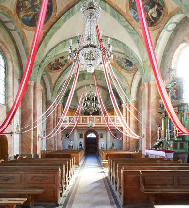 Zdjęcie nr 12: Kościół murowany, tynkowany, orientowany, jednonawowy, na kamiennym podmurowaniu. Prezbiterium jednoprzęsłowe, na planie prostokąta, zamknięte prostą ścianą, od północy prostokątna zakrystia. Nawa główna szersza od prezbiterium, trójprzęsłowa, na rzucie prostokąta, od południa przylega prostokątna kruchta, od zachodu prostokątny przedsionek z wieżą na planie kwadratu o ściętych narożach. Prezbiterium i nawa nakryte sklepieniem krzyżowym wspartym na zdwojonych filarach o kanelowanych trzonach, wydzielających przęsła. Otwór tęczowy w formie półkolistej arkady wspartej na filarach. W zachodniej części wnętrza kościoła parapet chóru muzycznego oparty na dwóch kolumnach. Na osi, pod chórem wejście do przedsionka, na ścianie południowej, w drugim przęśle, wejście do kruchty. Fasada trójosiowa, z wyodrębnionym środkowym wykuszem, osie wydzielone lizenami, zamknięte uproszczonym fryzem arkadkowym. Na osi środkowej dwukondygnacyjny portal wejściowy, w pierwszej kondygnacji flankowany dwiema parami kolumn podtrzymujących trójspadowy daszek, w drugiej czterema słupami podtrzymującymi trójkątny szczyt nakryty daszkiem dwuspadowym, w dolnej partii dekorowany arkadkami, w górnej krzyż. W polu dwuskrzydłowe drzwi wejściowe z nadświetlem w formie stojącego prostokąta zamkniętego łukiem półkolistym, ujęte profilowanym obramieniem. Na osi środkowej, nad portalem okulus, na osiach bocznych, w dolnej partii wąskie okna. Wieża smukła, na zdwojonym cokole, zamknięta wyłamanym trójkątnie gzymsem, nakryta dachem wieżowym zakończonym kulą z krzyżem; na każdej ściance otwory dzwonne w formie wydłużonego stojącego prostokąta zamkniętego łukiem półkolistym. Elewacje gładkie, tynkowane, z podziałami, utworzonymi przez uproszczone pilastry, zakończone fryzem arkadkowym. Na każdej osi duże okno w formie stojącego prostokąta zamkniętego łukiem półkolistym. Nad wejściem do kruchty południowej wnęka w kształcie stojącego prostokąta zamkniętego łukiem półkolistym nadwieszonym, z obrazem św. Jakuba. Nawa główna, prezbiterium i kruchta boczna nakryte dachami dwuspadowymi. W dwóch trzecich długości dachu ośmioboczna wieżyczka na sygnaturkę nakryta dachem wieżowym.


