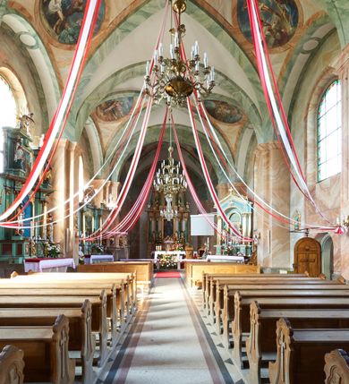 Zdjęcie nr 8: Kościół murowany, tynkowany, orientowany, jednonawowy, na kamiennym podmurowaniu. Prezbiterium jednoprzęsłowe, na planie prostokąta, zamknięte prostą ścianą, od północy prostokątna zakrystia. Nawa główna szersza od prezbiterium, trójprzęsłowa, na rzucie prostokąta, od południa przylega prostokątna kruchta, od zachodu prostokątny przedsionek z wieżą na planie kwadratu o ściętych narożach. Prezbiterium i nawa nakryte sklepieniem krzyżowym wspartym na zdwojonych filarach o kanelowanych trzonach, wydzielających przęsła. Otwór tęczowy w formie półkolistej arkady wspartej na filarach. W zachodniej części wnętrza kościoła parapet chóru muzycznego oparty na dwóch kolumnach. Na osi, pod chórem wejście do przedsionka, na ścianie południowej, w drugim przęśle, wejście do kruchty. Fasada trójosiowa, z wyodrębnionym środkowym wykuszem, osie wydzielone lizenami, zamknięte uproszczonym fryzem arkadkowym. Na osi środkowej dwukondygnacyjny portal wejściowy, w pierwszej kondygnacji flankowany dwiema parami kolumn podtrzymujących trójspadowy daszek, w drugiej czterema słupami podtrzymującymi trójkątny szczyt nakryty daszkiem dwuspadowym, w dolnej partii dekorowany arkadkami, w górnej krzyż. W polu dwuskrzydłowe drzwi wejściowe z nadświetlem w formie stojącego prostokąta zamkniętego łukiem półkolistym, ujęte profilowanym obramieniem. Na osi środkowej, nad portalem okulus, na osiach bocznych, w dolnej partii wąskie okna. Wieża smukła, na zdwojonym cokole, zamknięta wyłamanym trójkątnie gzymsem, nakryta dachem wieżowym zakończonym kulą z krzyżem; na każdej ściance otwory dzwonne w formie wydłużonego stojącego prostokąta zamkniętego łukiem półkolistym. Elewacje gładkie, tynkowane, z podziałami, utworzonymi przez uproszczone pilastry, zakończone fryzem arkadkowym. Na każdej osi duże okno w formie stojącego prostokąta zamkniętego łukiem półkolistym. Nad wejściem do kruchty południowej wnęka w kształcie stojącego prostokąta zamkniętego łukiem półkolistym nadwieszonym, z obrazem św. Jakuba. Nawa główna, prezbiterium i kruchta boczna nakryte dachami dwuspadowymi. W dwóch trzecich długości dachu ośmioboczna wieżyczka na sygnaturkę nakryta dachem wieżowym.


