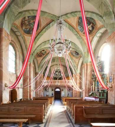 Zdjęcie nr 9: Kościół murowany, tynkowany, orientowany, jednonawowy, na kamiennym podmurowaniu. Prezbiterium jednoprzęsłowe, na planie prostokąta, zamknięte prostą ścianą, od północy prostokątna zakrystia. Nawa główna szersza od prezbiterium, trójprzęsłowa, na rzucie prostokąta, od południa przylega prostokątna kruchta, od zachodu prostokątny przedsionek z wieżą na planie kwadratu o ściętych narożach. Prezbiterium i nawa nakryte sklepieniem krzyżowym wspartym na zdwojonych filarach o kanelowanych trzonach, wydzielających przęsła. Otwór tęczowy w formie półkolistej arkady wspartej na filarach. W zachodniej części wnętrza kościoła parapet chóru muzycznego oparty na dwóch kolumnach. Na osi, pod chórem wejście do przedsionka, na ścianie południowej, w drugim przęśle, wejście do kruchty. Fasada trójosiowa, z wyodrębnionym środkowym wykuszem, osie wydzielone lizenami, zamknięte uproszczonym fryzem arkadkowym. Na osi środkowej dwukondygnacyjny portal wejściowy, w pierwszej kondygnacji flankowany dwiema parami kolumn podtrzymujących trójspadowy daszek, w drugiej czterema słupami podtrzymującymi trójkątny szczyt nakryty daszkiem dwuspadowym, w dolnej partii dekorowany arkadkami, w górnej krzyż. W polu dwuskrzydłowe drzwi wejściowe z nadświetlem w formie stojącego prostokąta zamkniętego łukiem półkolistym, ujęte profilowanym obramieniem. Na osi środkowej, nad portalem okulus, na osiach bocznych, w dolnej partii wąskie okna. Wieża smukła, na zdwojonym cokole, zamknięta wyłamanym trójkątnie gzymsem, nakryta dachem wieżowym zakończonym kulą z krzyżem; na każdej ściance otwory dzwonne w formie wydłużonego stojącego prostokąta zamkniętego łukiem półkolistym. Elewacje gładkie, tynkowane, z podziałami, utworzonymi przez uproszczone pilastry, zakończone fryzem arkadkowym. Na każdej osi duże okno w formie stojącego prostokąta zamkniętego łukiem półkolistym. Nad wejściem do kruchty południowej wnęka w kształcie stojącego prostokąta zamkniętego łukiem półkolistym nadwieszonym, z obrazem św. Jakuba. Nawa główna, prezbiterium i kruchta boczna nakryte dachami dwuspadowymi. W dwóch trzecich długości dachu ośmioboczna wieżyczka na sygnaturkę nakryta dachem wieżowym.


