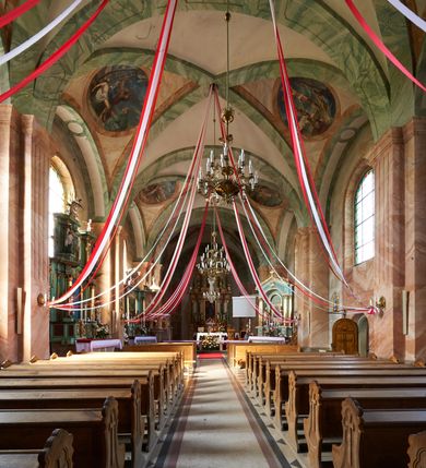 Zdjęcie nr 11: Kościół murowany, tynkowany, orientowany, jednonawowy, na kamiennym podmurowaniu. Prezbiterium jednoprzęsłowe, na planie prostokąta, zamknięte prostą ścianą, od północy prostokątna zakrystia. Nawa główna szersza od prezbiterium, trójprzęsłowa, na rzucie prostokąta, od południa przylega prostokątna kruchta, od zachodu prostokątny przedsionek z wieżą na planie kwadratu o ściętych narożach. Prezbiterium i nawa nakryte sklepieniem krzyżowym wspartym na zdwojonych filarach o kanelowanych trzonach, wydzielających przęsła. Otwór tęczowy w formie półkolistej arkady wspartej na filarach. W zachodniej części wnętrza kościoła parapet chóru muzycznego oparty na dwóch kolumnach. Na osi, pod chórem wejście do przedsionka, na ścianie południowej, w drugim przęśle, wejście do kruchty. Fasada trójosiowa, z wyodrębnionym środkowym wykuszem, osie wydzielone lizenami, zamknięte uproszczonym fryzem arkadkowym. Na osi środkowej dwukondygnacyjny portal wejściowy, w pierwszej kondygnacji flankowany dwiema parami kolumn podtrzymujących trójspadowy daszek, w drugiej czterema słupami podtrzymującymi trójkątny szczyt nakryty daszkiem dwuspadowym, w dolnej partii dekorowany arkadkami, w górnej krzyż. W polu dwuskrzydłowe drzwi wejściowe z nadświetlem w formie stojącego prostokąta zamkniętego łukiem półkolistym, ujęte profilowanym obramieniem. Na osi środkowej, nad portalem okulus, na osiach bocznych, w dolnej partii wąskie okna. Wieża smukła, na zdwojonym cokole, zamknięta wyłamanym trójkątnie gzymsem, nakryta dachem wieżowym zakończonym kulą z krzyżem; na każdej ściance otwory dzwonne w formie wydłużonego stojącego prostokąta zamkniętego łukiem półkolistym. Elewacje gładkie, tynkowane, z podziałami, utworzonymi przez uproszczone pilastry, zakończone fryzem arkadkowym. Na każdej osi duże okno w formie stojącego prostokąta zamkniętego łukiem półkolistym. Nad wejściem do kruchty południowej wnęka w kształcie stojącego prostokąta zamkniętego łukiem półkolistym nadwieszonym, z obrazem św. Jakuba. Nawa główna, prezbiterium i kruchta boczna nakryte dachami dwuspadowymi. W dwóch trzecich długości dachu ośmioboczna wieżyczka na sygnaturkę nakryta dachem wieżowym.


