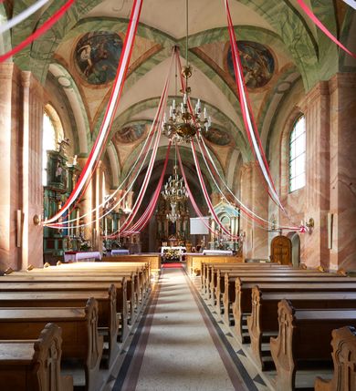 Zdjęcie nr 13: Kościół murowany, tynkowany, orientowany, jednonawowy, na kamiennym podmurowaniu. Prezbiterium jednoprzęsłowe, na planie prostokąta, zamknięte prostą ścianą, od północy prostokątna zakrystia. Nawa główna szersza od prezbiterium, trójprzęsłowa, na rzucie prostokąta, od południa przylega prostokątna kruchta, od zachodu prostokątny przedsionek z wieżą na planie kwadratu o ściętych narożach. Prezbiterium i nawa nakryte sklepieniem krzyżowym wspartym na zdwojonych filarach o kanelowanych trzonach, wydzielających przęsła. Otwór tęczowy w formie półkolistej arkady wspartej na filarach. W zachodniej części wnętrza kościoła parapet chóru muzycznego oparty na dwóch kolumnach. Na osi, pod chórem wejście do przedsionka, na ścianie południowej, w drugim przęśle, wejście do kruchty. Fasada trójosiowa, z wyodrębnionym środkowym wykuszem, osie wydzielone lizenami, zamknięte uproszczonym fryzem arkadkowym. Na osi środkowej dwukondygnacyjny portal wejściowy, w pierwszej kondygnacji flankowany dwiema parami kolumn podtrzymujących trójspadowy daszek, w drugiej czterema słupami podtrzymującymi trójkątny szczyt nakryty daszkiem dwuspadowym, w dolnej partii dekorowany arkadkami, w górnej krzyż. W polu dwuskrzydłowe drzwi wejściowe z nadświetlem w formie stojącego prostokąta zamkniętego łukiem półkolistym, ujęte profilowanym obramieniem. Na osi środkowej, nad portalem okulus, na osiach bocznych, w dolnej partii wąskie okna. Wieża smukła, na zdwojonym cokole, zamknięta wyłamanym trójkątnie gzymsem, nakryta dachem wieżowym zakończonym kulą z krzyżem; na każdej ściance otwory dzwonne w formie wydłużonego stojącego prostokąta zamkniętego łukiem półkolistym. Elewacje gładkie, tynkowane, z podziałami, utworzonymi przez uproszczone pilastry, zakończone fryzem arkadkowym. Na każdej osi duże okno w formie stojącego prostokąta zamkniętego łukiem półkolistym. Nad wejściem do kruchty południowej wnęka w kształcie stojącego prostokąta zamkniętego łukiem półkolistym nadwieszonym, z obrazem św. Jakuba. Nawa główna, prezbiterium i kruchta boczna nakryte dachami dwuspadowymi. W dwóch trzecich długości dachu ośmioboczna wieżyczka na sygnaturkę nakryta dachem wieżowym.


