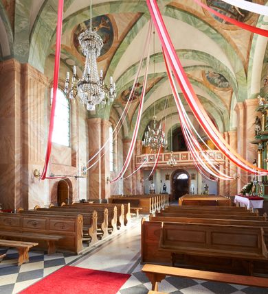 Zdjęcie nr 18: Kościół murowany, tynkowany, orientowany, jednonawowy, na kamiennym podmurowaniu. Prezbiterium jednoprzęsłowe, na planie prostokąta, zamknięte prostą ścianą, od północy prostokątna zakrystia. Nawa główna szersza od prezbiterium, trójprzęsłowa, na rzucie prostokąta, od południa przylega prostokątna kruchta, od zachodu prostokątny przedsionek z wieżą na planie kwadratu o ściętych narożach. Prezbiterium i nawa nakryte sklepieniem krzyżowym wspartym na zdwojonych filarach o kanelowanych trzonach, wydzielających przęsła. Otwór tęczowy w formie półkolistej arkady wspartej na filarach. W zachodniej części wnętrza kościoła parapet chóru muzycznego oparty na dwóch kolumnach. Na osi, pod chórem wejście do przedsionka, na ścianie południowej, w drugim przęśle, wejście do kruchty. Fasada trójosiowa, z wyodrębnionym środkowym wykuszem, osie wydzielone lizenami, zamknięte uproszczonym fryzem arkadkowym. Na osi środkowej dwukondygnacyjny portal wejściowy, w pierwszej kondygnacji flankowany dwiema parami kolumn podtrzymujących trójspadowy daszek, w drugiej czterema słupami podtrzymującymi trójkątny szczyt nakryty daszkiem dwuspadowym, w dolnej partii dekorowany arkadkami, w górnej krzyż. W polu dwuskrzydłowe drzwi wejściowe z nadświetlem w formie stojącego prostokąta zamkniętego łukiem półkolistym, ujęte profilowanym obramieniem. Na osi środkowej, nad portalem okulus, na osiach bocznych, w dolnej partii wąskie okna. Wieża smukła, na zdwojonym cokole, zamknięta wyłamanym trójkątnie gzymsem, nakryta dachem wieżowym zakończonym kulą z krzyżem; na każdej ściance otwory dzwonne w formie wydłużonego stojącego prostokąta zamkniętego łukiem półkolistym. Elewacje gładkie, tynkowane, z podziałami, utworzonymi przez uproszczone pilastry, zakończone fryzem arkadkowym. Na każdej osi duże okno w formie stojącego prostokąta zamkniętego łukiem półkolistym. Nad wejściem do kruchty południowej wnęka w kształcie stojącego prostokąta zamkniętego łukiem półkolistym nadwieszonym, z obrazem św. Jakuba. Nawa główna, prezbiterium i kruchta boczna nakryte dachami dwuspadowymi. W dwóch trzecich długości dachu ośmioboczna wieżyczka na sygnaturkę nakryta dachem wieżowym.


