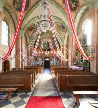 Zdjęcie nr 16: Kościół murowany, tynkowany, orientowany, jednonawowy, na kamiennym podmurowaniu. Prezbiterium jednoprzęsłowe, na planie prostokąta, zamknięte prostą ścianą, od północy prostokątna zakrystia. Nawa główna szersza od prezbiterium, trójprzęsłowa, na rzucie prostokąta, od południa przylega prostokątna kruchta, od zachodu prostokątny przedsionek z wieżą na planie kwadratu o ściętych narożach. Prezbiterium i nawa nakryte sklepieniem krzyżowym wspartym na zdwojonych filarach o kanelowanych trzonach, wydzielających przęsła. Otwór tęczowy w formie półkolistej arkady wspartej na filarach. W zachodniej części wnętrza kościoła parapet chóru muzycznego oparty na dwóch kolumnach. Na osi, pod chórem wejście do przedsionka, na ścianie południowej, w drugim przęśle, wejście do kruchty. Fasada trójosiowa, z wyodrębnionym środkowym wykuszem, osie wydzielone lizenami, zamknięte uproszczonym fryzem arkadkowym. Na osi środkowej dwukondygnacyjny portal wejściowy, w pierwszej kondygnacji flankowany dwiema parami kolumn podtrzymujących trójspadowy daszek, w drugiej czterema słupami podtrzymującymi trójkątny szczyt nakryty daszkiem dwuspadowym, w dolnej partii dekorowany arkadkami, w górnej krzyż. W polu dwuskrzydłowe drzwi wejściowe z nadświetlem w formie stojącego prostokąta zamkniętego łukiem półkolistym, ujęte profilowanym obramieniem. Na osi środkowej, nad portalem okulus, na osiach bocznych, w dolnej partii wąskie okna. Wieża smukła, na zdwojonym cokole, zamknięta wyłamanym trójkątnie gzymsem, nakryta dachem wieżowym zakończonym kulą z krzyżem; na każdej ściance otwory dzwonne w formie wydłużonego stojącego prostokąta zamkniętego łukiem półkolistym. Elewacje gładkie, tynkowane, z podziałami, utworzonymi przez uproszczone pilastry, zakończone fryzem arkadkowym. Na każdej osi duże okno w formie stojącego prostokąta zamkniętego łukiem półkolistym. Nad wejściem do kruchty południowej wnęka w kształcie stojącego prostokąta zamkniętego łukiem półkolistym nadwieszonym, z obrazem św. Jakuba. Nawa główna, prezbiterium i kruchta boczna nakryte dachami dwuspadowymi. W dwóch trzecich długości dachu ośmioboczna wieżyczka na sygnaturkę nakryta dachem wieżowym.



