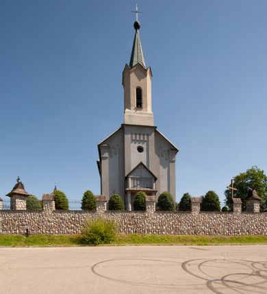 Zdjęcie nr 2: Kościół murowany, tynkowany, orientowany, jednonawowy, na kamiennym podmurowaniu. Prezbiterium jednoprzęsłowe, na planie prostokąta, zamknięte prostą ścianą, od północy prostokątna zakrystia. Nawa główna szersza od prezbiterium, trójprzęsłowa, na rzucie prostokąta, od południa przylega prostokątna kruchta, od zachodu prostokątny przedsionek z wieżą na planie kwadratu o ściętych narożach. Prezbiterium i nawa nakryte sklepieniem krzyżowym wspartym na zdwojonych filarach o kanelowanych trzonach, wydzielających przęsła. Otwór tęczowy w formie półkolistej arkady wspartej na filarach. W zachodniej części wnętrza kościoła parapet chóru muzycznego oparty na dwóch kolumnach. Na osi, pod chórem wejście do przedsionka, na ścianie południowej, w drugim przęśle, wejście do kruchty. Fasada trójosiowa, z wyodrębnionym środkowym wykuszem, osie wydzielone lizenami, zamknięte uproszczonym fryzem arkadkowym. Na osi środkowej dwukondygnacyjny portal wejściowy, w pierwszej kondygnacji flankowany dwiema parami kolumn podtrzymujących trójspadowy daszek, w drugiej czterema słupami podtrzymującymi trójkątny szczyt nakryty daszkiem dwuspadowym, w dolnej partii dekorowany arkadkami, w górnej krzyż. W polu dwuskrzydłowe drzwi wejściowe z nadświetlem w formie stojącego prostokąta zamkniętego łukiem półkolistym, ujęte profilowanym obramieniem. Na osi środkowej, nad portalem okulus, na osiach bocznych, w dolnej partii wąskie okna. Wieża smukła, na zdwojonym cokole, zamknięta wyłamanym trójkątnie gzymsem, nakryta dachem wieżowym zakończonym kulą z krzyżem; na każdej ściance otwory dzwonne w formie wydłużonego stojącego prostokąta zamkniętego łukiem półkolistym. Elewacje gładkie, tynkowane, z podziałami, utworzonymi przez uproszczone pilastry, zakończone fryzem arkadkowym. Na każdej osi duże okno w formie stojącego prostokąta zamkniętego łukiem półkolistym. Nad wejściem do kruchty południowej wnęka w kształcie stojącego prostokąta zamkniętego łukiem półkolistym nadwieszonym, z obrazem św. Jakuba. Nawa główna, prezbiterium i kruchta boczna nakryte dachami dwuspadowymi. W dwóch trzecich długości dachu ośmioboczna wieżyczka na sygnaturkę nakryta dachem wieżowym.


