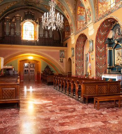 Zdjęcie nr 19: Kościół jest położony na wzgórzu w pobliżu centrum, przy ul. Brata Alojzego Kosiby. Od zachodu przed kościołem znajduje się dziedziniec i dawny cmentarz obwiedzione murem z bramkami i stacjami Męki Pańskiej. Z cmentarza wejście prowadzi do kościoła, a przez furtę na teren przyklasztorny i dalej do ogrodu klasztornego. Kościół wzniesiony jest z cegły, otynkowany. Świątynia jest orientowana, jednonawowa, z węższym prezbiterium, z kaplicą od północy i kruchtą od zachodu. Przy kościele od południa znajdują się zakrystia i zabudowania klasztorne. Prezbiterium na rzucie prostokąta, zamknięte od wschodu prostą ścianą, trójprzęsłowe, przekryte sklepieniem kolebkowym z przecinającymi się lunetami. W każdym przęśle ściany północnej wysoko umieszczone półkoliście zamknięte okna. Otworom okiennym odpowiadają tej samej wielkości nisze umieszczone w ścianie południowej. Wejście do klasztornego korytarza i zakrystii umieszczone jest w przęśle środkowym. Odpowiada mu otwór komunikacyjny po stronie przeciwnej. W przęśle zachodnim zlokalizowano drugie wejście do południowego korytarza klasztornego. Przestrzeń miedzy prezbiterium a korpusem zawężona arkadą tęczową, zamkniętą półkoliście. Korpus jednonawowy, szerszy z wnękami na ołtarze, czteroprzęsłowy, przekryty sklepieniem kolebkowym na gurtach z lunetami. Wnęka w trzecim przęśle od wschodu zamieniona na otwór do kaplicy północnej. Połowę przęsła zachodniego zajmuje empora muzyczna oparta na nisko schodzącym sklepieniu kolebkowym. Przy emporze, w ścianach wzdłużnych nawy, znacznie mniejsze, półkoliście zamknięte wnęki na konfesjonały. W lunetach, po obu stronach półkoliście zamknięte okna. Okna w przęśle zachodnim zastępują tej samej wielkości nisze. Główne wejście do kościoła w osi ściany zachodniej, zamknięte łukiem odcinkowym. W osi nad chórem muzycznym, półkoliście zamknięte okno, większe od pozostałych. Wejście do kościoła objęte prostokątnym portalem z piaskowca. Kaplica północna wzniesiona na planie kwadratu, przekryta sklepieniem współczesnym, zbliżonym w formie do klasztornego, zwieńczona latarnią. Okna, umieszczone w ścianie wschodniej i zachodniej, o tym samym wykroju utworzonym z wąskiego prostokąta przechodzącego górą w formę wachlarza lub wycinka koła. Zewnętrzne elewacje artykułuje podział osiowy i dekoracja lizenowo-ramowa, złożona z wydatnych elementów wertykalnych i horyzontalnych. Jednoosiową fasadę nad kruchtą ozdabia poniżej okna profilowany gzyms. Całość zamknięta wysoką, trójkątną ścianą szczytową, z trzema półkoliście zamkniętymi niszami. W nich polichromowane płaskorzeźby o kształcie stojącego prostokąta zamkniętego łukiem pełnym przedstawiające: stygmatyzację św. Franciszka, św. Piotra z Alkantary, św. Antoniego Padewskiego. Szczyt zwieńczony metalowym krzyżem osadzonym na niskim cokole. Kruchta przy fasadzie  z dwoma wejściami. Wejście zachodnie obejmuje półkoliście zamknięty portal z piaskowca, z dekoracją płycinową na węgarach, z kapitelami i skromnie profilowaną archiwoltą spiętą kluczem. Węższe wejście od północy z prostym, półkoliście zamkniętym portalem z piaskowca. Budowlę zamkniętą profilowanym gzymsem wieńczy trójkątny naczółek, przechodzący po bokach w balustradę z dekoracją płycinową. Na narożnych słupkach balustrady obeliskowe sterczyny. W półkoliście zamkniętej wnęce, umieszczonej pośrodku naczółka, wizerunek Matki Boskiej Nieustającej Pomocy. Wschodnia ściana prezbiterium, w dolnej partii zupełnie płaska, w górnej z triadą prostokątnych wnęk. Część szczytową oddziela od dolnej profilowany gzyms kryty dachówką. W osi trójkątnego szczytu wschodniego prostokątna wnęka z płaskorzeźbioną i polichromowaną sceną przedstawiającą św. Porcjunkulę w towarzystwie Chrystusa oraz św. Franciszka. Bryłę świątyni zamykają wysokie dachy dwuspadowe. Pośrodku dachu prezbiterium wieloboczna wieżyczka na sygnaturkę z ażurową latarnią. Bryłę kaplicy przekrywa dach czterospadowy. Ośmioboczną formę jej latarni zamyka dach wielospadowy zwieńczony metalowym krzyżem.