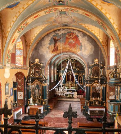 Zdjęcie nr 8: Kościół jest położony na wzgórzu w pobliżu centrum, przy ul. Brata Alojzego Kosiby. Od zachodu przed kościołem znajduje się dziedziniec i dawny cmentarz obwiedzione murem z bramkami i stacjami Męki Pańskiej. Z cmentarza wejście prowadzi do kościoła, a przez furtę na teren przyklasztorny i dalej do ogrodu klasztornego. Kościół wzniesiony jest z cegły, otynkowany. Świątynia jest orientowana, jednonawowa, z węższym prezbiterium, z kaplicą od północy i kruchtą od zachodu. Przy kościele od południa znajdują się zakrystia i zabudowania klasztorne. Prezbiterium na rzucie prostokąta, zamknięte od wschodu prostą ścianą, trójprzęsłowe, przekryte sklepieniem kolebkowym z przecinającymi się lunetami. W każdym przęśle ściany północnej wysoko umieszczone półkoliście zamknięte okna. Otworom okiennym odpowiadają tej samej wielkości nisze umieszczone w ścianie południowej. Wejście do klasztornego korytarza i zakrystii umieszczone jest w przęśle środkowym. Odpowiada mu otwór komunikacyjny po stronie przeciwnej. W przęśle zachodnim zlokalizowano drugie wejście do południowego korytarza klasztornego. Przestrzeń miedzy prezbiterium a korpusem zawężona arkadą tęczową, zamkniętą półkoliście. Korpus jednonawowy, szerszy z wnękami na ołtarze, czteroprzęsłowy, przekryty sklepieniem kolebkowym na gurtach z lunetami. Wnęka w trzecim przęśle od wschodu zamieniona na otwór do kaplicy północnej. Połowę przęsła zachodniego zajmuje empora muzyczna oparta na nisko schodzącym sklepieniu kolebkowym. Przy emporze, w ścianach wzdłużnych nawy, znacznie mniejsze, półkoliście zamknięte wnęki na konfesjonały. W lunetach, po obu stronach półkoliście zamknięte okna. Okna w przęśle zachodnim zastępują tej samej wielkości nisze. Główne wejście do kościoła w osi ściany zachodniej, zamknięte łukiem odcinkowym. W osi nad chórem muzycznym, półkoliście zamknięte okno, większe od pozostałych. Wejście do kościoła objęte prostokątnym portalem z piaskowca. Kaplica północna wzniesiona na planie kwadratu, przekryta sklepieniem współczesnym, zbliżonym w formie do klasztornego, zwieńczona latarnią. Okna, umieszczone w ścianie wschodniej i zachodniej, o tym samym wykroju utworzonym z wąskiego prostokąta przechodzącego górą w formę wachlarza lub wycinka koła. Zewnętrzne elewacje artykułuje podział osiowy i dekoracja lizenowo-ramowa, złożona z wydatnych elementów wertykalnych i horyzontalnych. Jednoosiową fasadę nad kruchtą ozdabia poniżej okna profilowany gzyms. Całość zamknięta wysoką, trójkątną ścianą szczytową, z trzema półkoliście zamkniętymi niszami. W nich polichromowane płaskorzeźby o kształcie stojącego prostokąta zamkniętego łukiem pełnym przedstawiające: stygmatyzację św. Franciszka, św. Piotra z Alkantary, św. Antoniego Padewskiego. Szczyt zwieńczony metalowym krzyżem osadzonym na niskim cokole. Kruchta przy fasadzie  z dwoma wejściami. Wejście zachodnie obejmuje półkoliście zamknięty portal z piaskowca, z dekoracją płycinową na węgarach, z kapitelami i skromnie profilowaną archiwoltą spiętą kluczem. Węższe wejście od północy z prostym, półkoliście zamkniętym portalem z piaskowca. Budowlę zamkniętą profilowanym gzymsem wieńczy trójkątny naczółek, przechodzący po bokach w balustradę z dekoracją płycinową. Na narożnych słupkach balustrady obeliskowe sterczyny. W półkoliście zamkniętej wnęce, umieszczonej pośrodku naczółka, wizerunek Matki Boskiej Nieustającej Pomocy. Wschodnia ściana prezbiterium, w dolnej partii zupełnie płaska, w górnej z triadą prostokątnych wnęk. Część szczytową oddziela od dolnej profilowany gzyms kryty dachówką. W osi trójkątnego szczytu wschodniego prostokątna wnęka z płaskorzeźbioną i polichromowaną sceną przedstawiającą św. Porcjunkulę w towarzystwie Chrystusa oraz św. Franciszka. Bryłę świątyni zamykają wysokie dachy dwuspadowe. Pośrodku dachu prezbiterium wieloboczna wieżyczka na sygnaturkę z ażurową latarnią. Bryłę kaplicy przekrywa dach czterospadowy. Ośmioboczną formę jej latarni zamyka dach wielospadowy zwieńczony metalowym krzyżem.