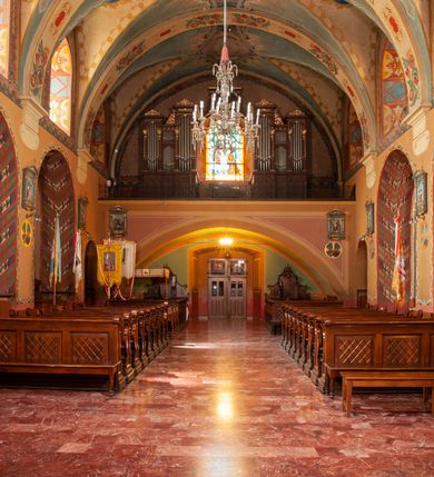 Zdjęcie nr 20: Kościół jest położony na wzgórzu w pobliżu centrum, przy ul. Brata Alojzego Kosiby. Od zachodu przed kościołem znajduje się dziedziniec i dawny cmentarz obwiedzione murem z bramkami i stacjami Męki Pańskiej. Z cmentarza wejście prowadzi do kościoła, a przez furtę na teren przyklasztorny i dalej do ogrodu klasztornego. Kościół wzniesiony jest z cegły, otynkowany. Świątynia jest orientowana, jednonawowa, z węższym prezbiterium, z kaplicą od północy i kruchtą od zachodu. Przy kościele od południa znajdują się zakrystia i zabudowania klasztorne. Prezbiterium na rzucie prostokąta, zamknięte od wschodu prostą ścianą, trójprzęsłowe, przekryte sklepieniem kolebkowym z przecinającymi się lunetami. W każdym przęśle ściany północnej wysoko umieszczone półkoliście zamknięte okna. Otworom okiennym odpowiadają tej samej wielkości nisze umieszczone w ścianie południowej. Wejście do klasztornego korytarza i zakrystii umieszczone jest w przęśle środkowym. Odpowiada mu otwór komunikacyjny po stronie przeciwnej. W przęśle zachodnim zlokalizowano drugie wejście do południowego korytarza klasztornego. Przestrzeń miedzy prezbiterium a korpusem zawężona arkadą tęczową, zamkniętą półkoliście. Korpus jednonawowy, szerszy z wnękami na ołtarze, czteroprzęsłowy, przekryty sklepieniem kolebkowym na gurtach z lunetami. Wnęka w trzecim przęśle od wschodu zamieniona na otwór do kaplicy północnej. Połowę przęsła zachodniego zajmuje empora muzyczna oparta na nisko schodzącym sklepieniu kolebkowym. Przy emporze, w ścianach wzdłużnych nawy, znacznie mniejsze, półkoliście zamknięte wnęki na konfesjonały. W lunetach, po obu stronach półkoliście zamknięte okna. Okna w przęśle zachodnim zastępują tej samej wielkości nisze. Główne wejście do kościoła w osi ściany zachodniej, zamknięte łukiem odcinkowym. W osi nad chórem muzycznym, półkoliście zamknięte okno, większe od pozostałych. Wejście do kościoła objęte prostokątnym portalem z piaskowca. Kaplica północna wzniesiona na planie kwadratu, przekryta sklepieniem współczesnym, zbliżonym w formie do klasztornego, zwieńczona latarnią. Okna, umieszczone w ścianie wschodniej i zachodniej, o tym samym wykroju utworzonym z wąskiego prostokąta przechodzącego górą w formę wachlarza lub wycinka koła. Zewnętrzne elewacje artykułuje podział osiowy i dekoracja lizenowo-ramowa, złożona z wydatnych elementów wertykalnych i horyzontalnych. Jednoosiową fasadę nad kruchtą ozdabia poniżej okna profilowany gzyms. Całość zamknięta wysoką, trójkątną ścianą szczytową, z trzema półkoliście zamkniętymi niszami. W nich polichromowane płaskorzeźby o kształcie stojącego prostokąta zamkniętego łukiem pełnym przedstawiające: stygmatyzację św. Franciszka, św. Piotra z Alkantary, św. Antoniego Padewskiego. Szczyt zwieńczony metalowym krzyżem osadzonym na niskim cokole. Kruchta przy fasadzie  z dwoma wejściami. Wejście zachodnie obejmuje półkoliście zamknięty portal z piaskowca, z dekoracją płycinową na węgarach, z kapitelami i skromnie profilowaną archiwoltą spiętą kluczem. Węższe wejście od północy z prostym, półkoliście zamkniętym portalem z piaskowca. Budowlę zamkniętą profilowanym gzymsem wieńczy trójkątny naczółek, przechodzący po bokach w balustradę z dekoracją płycinową. Na narożnych słupkach balustrady obeliskowe sterczyny. W półkoliście zamkniętej wnęce, umieszczonej pośrodku naczółka, wizerunek Matki Boskiej Nieustającej Pomocy. Wschodnia ściana prezbiterium, w dolnej partii zupełnie płaska, w górnej z triadą prostokątnych wnęk. Część szczytową oddziela od dolnej profilowany gzyms kryty dachówką. W osi trójkątnego szczytu wschodniego prostokątna wnęka z płaskorzeźbioną i polichromowaną sceną przedstawiającą św. Porcjunkulę w towarzystwie Chrystusa oraz św. Franciszka. Bryłę świątyni zamykają wysokie dachy dwuspadowe. Pośrodku dachu prezbiterium wieloboczna wieżyczka na sygnaturkę z ażurową latarnią. Bryłę kaplicy przekrywa dach czterospadowy. Ośmioboczną formę jej latarni zamyka dach wielospadowy zwieńczony metalowym krzyżem.