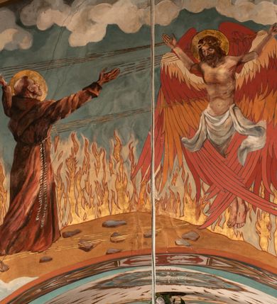 Zdjęcie nr 23: Kościół jest położony na wzgórzu w pobliżu centrum, przy ul. Brata Alojzego Kosiby. Od zachodu przed kościołem znajduje się dziedziniec i dawny cmentarz obwiedzione murem z bramkami i stacjami Męki Pańskiej. Z cmentarza wejście prowadzi do kościoła, a przez furtę na teren przyklasztorny i dalej do ogrodu klasztornego. Kościół wzniesiony jest z cegły, otynkowany. Świątynia jest orientowana, jednonawowa, z węższym prezbiterium, z kaplicą od północy i kruchtą od zachodu. Przy kościele od południa znajdują się zakrystia i zabudowania klasztorne. Prezbiterium na rzucie prostokąta, zamknięte od wschodu prostą ścianą, trójprzęsłowe, przekryte sklepieniem kolebkowym z przecinającymi się lunetami. W każdym przęśle ściany północnej wysoko umieszczone półkoliście zamknięte okna. Otworom okiennym odpowiadają tej samej wielkości nisze umieszczone w ścianie południowej. Wejście do klasztornego korytarza i zakrystii umieszczone jest w przęśle środkowym. Odpowiada mu otwór komunikacyjny po stronie przeciwnej. W przęśle zachodnim zlokalizowano drugie wejście do południowego korytarza klasztornego. Przestrzeń miedzy prezbiterium a korpusem zawężona arkadą tęczową, zamkniętą półkoliście. Korpus jednonawowy, szerszy z wnękami na ołtarze, czteroprzęsłowy, przekryty sklepieniem kolebkowym na gurtach z lunetami. Wnęka w trzecim przęśle od wschodu zamieniona na otwór do kaplicy północnej. Połowę przęsła zachodniego zajmuje empora muzyczna oparta na nisko schodzącym sklepieniu kolebkowym. Przy emporze, w ścianach wzdłużnych nawy, znacznie mniejsze, półkoliście zamknięte wnęki na konfesjonały. W lunetach, po obu stronach półkoliście zamknięte okna. Okna w przęśle zachodnim zastępują tej samej wielkości nisze. Główne wejście do kościoła w osi ściany zachodniej, zamknięte łukiem odcinkowym. W osi nad chórem muzycznym, półkoliście zamknięte okno, większe od pozostałych. Wejście do kościoła objęte prostokątnym portalem z piaskowca. Kaplica północna wzniesiona na planie kwadratu, przekryta sklepieniem współczesnym, zbliżonym w formie do klasztornego, zwieńczona latarnią. Okna, umieszczone w ścianie wschodniej i zachodniej, o tym samym wykroju utworzonym z wąskiego prostokąta przechodzącego górą w formę wachlarza lub wycinka koła. Zewnętrzne elewacje artykułuje podział osiowy i dekoracja lizenowo-ramowa, złożona z wydatnych elementów wertykalnych i horyzontalnych. Jednoosiową fasadę nad kruchtą ozdabia poniżej okna profilowany gzyms. Całość zamknięta wysoką, trójkątną ścianą szczytową, z trzema półkoliście zamkniętymi niszami. W nich polichromowane płaskorzeźby o kształcie stojącego prostokąta zamkniętego łukiem pełnym przedstawiające: stygmatyzację św. Franciszka, św. Piotra z Alkantary, św. Antoniego Padewskiego. Szczyt zwieńczony metalowym krzyżem osadzonym na niskim cokole. Kruchta przy fasadzie  z dwoma wejściami. Wejście zachodnie obejmuje półkoliście zamknięty portal z piaskowca, z dekoracją płycinową na węgarach, z kapitelami i skromnie profilowaną archiwoltą spiętą kluczem. Węższe wejście od północy z prostym, półkoliście zamkniętym portalem z piaskowca. Budowlę zamkniętą profilowanym gzymsem wieńczy trójkątny naczółek, przechodzący po bokach w balustradę z dekoracją płycinową. Na narożnych słupkach balustrady obeliskowe sterczyny. W półkoliście zamkniętej wnęce, umieszczonej pośrodku naczółka, wizerunek Matki Boskiej Nieustającej Pomocy. Wschodnia ściana prezbiterium, w dolnej partii zupełnie płaska, w górnej z triadą prostokątnych wnęk. Część szczytową oddziela od dolnej profilowany gzyms kryty dachówką. W osi trójkątnego szczytu wschodniego prostokątna wnęka z płaskorzeźbioną i polichromowaną sceną przedstawiającą św. Porcjunkulę w towarzystwie Chrystusa oraz św. Franciszka. Bryłę świątyni zamykają wysokie dachy dwuspadowe. Pośrodku dachu prezbiterium wieloboczna wieżyczka na sygnaturkę z ażurową latarnią. Bryłę kaplicy przekrywa dach czterospadowy. Ośmioboczną formę jej latarni zamyka dach wielospadowy zwieńczony metalowym krzyżem.