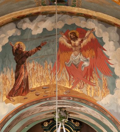 Zdjęcie nr 24: Kościół jest położony na wzgórzu w pobliżu centrum, przy ul. Brata Alojzego Kosiby. Od zachodu przed kościołem znajduje się dziedziniec i dawny cmentarz obwiedzione murem z bramkami i stacjami Męki Pańskiej. Z cmentarza wejście prowadzi do kościoła, a przez furtę na teren przyklasztorny i dalej do ogrodu klasztornego. Kościół wzniesiony jest z cegły, otynkowany. Świątynia jest orientowana, jednonawowa, z węższym prezbiterium, z kaplicą od północy i kruchtą od zachodu. Przy kościele od południa znajdują się zakrystia i zabudowania klasztorne. Prezbiterium na rzucie prostokąta, zamknięte od wschodu prostą ścianą, trójprzęsłowe, przekryte sklepieniem kolebkowym z przecinającymi się lunetami. W każdym przęśle ściany północnej wysoko umieszczone półkoliście zamknięte okna. Otworom okiennym odpowiadają tej samej wielkości nisze umieszczone w ścianie południowej. Wejście do klasztornego korytarza i zakrystii umieszczone jest w przęśle środkowym. Odpowiada mu otwór komunikacyjny po stronie przeciwnej. W przęśle zachodnim zlokalizowano drugie wejście do południowego korytarza klasztornego. Przestrzeń miedzy prezbiterium a korpusem zawężona arkadą tęczową, zamkniętą półkoliście. Korpus jednonawowy, szerszy z wnękami na ołtarze, czteroprzęsłowy, przekryty sklepieniem kolebkowym na gurtach z lunetami. Wnęka w trzecim przęśle od wschodu zamieniona na otwór do kaplicy północnej. Połowę przęsła zachodniego zajmuje empora muzyczna oparta na nisko schodzącym sklepieniu kolebkowym. Przy emporze, w ścianach wzdłużnych nawy, znacznie mniejsze, półkoliście zamknięte wnęki na konfesjonały. W lunetach, po obu stronach półkoliście zamknięte okna. Okna w przęśle zachodnim zastępują tej samej wielkości nisze. Główne wejście do kościoła w osi ściany zachodniej, zamknięte łukiem odcinkowym. W osi nad chórem muzycznym, półkoliście zamknięte okno, większe od pozostałych. Wejście do kościoła objęte prostokątnym portalem z piaskowca. Kaplica północna wzniesiona na planie kwadratu, przekryta sklepieniem współczesnym, zbliżonym w formie do klasztornego, zwieńczona latarnią. Okna, umieszczone w ścianie wschodniej i zachodniej, o tym samym wykroju utworzonym z wąskiego prostokąta przechodzącego górą w formę wachlarza lub wycinka koła. Zewnętrzne elewacje artykułuje podział osiowy i dekoracja lizenowo-ramowa, złożona z wydatnych elementów wertykalnych i horyzontalnych. Jednoosiową fasadę nad kruchtą ozdabia poniżej okna profilowany gzyms. Całość zamknięta wysoką, trójkątną ścianą szczytową, z trzema półkoliście zamkniętymi niszami. W nich polichromowane płaskorzeźby o kształcie stojącego prostokąta zamkniętego łukiem pełnym przedstawiające: stygmatyzację św. Franciszka, św. Piotra z Alkantary, św. Antoniego Padewskiego. Szczyt zwieńczony metalowym krzyżem osadzonym na niskim cokole. Kruchta przy fasadzie  z dwoma wejściami. Wejście zachodnie obejmuje półkoliście zamknięty portal z piaskowca, z dekoracją płycinową na węgarach, z kapitelami i skromnie profilowaną archiwoltą spiętą kluczem. Węższe wejście od północy z prostym, półkoliście zamkniętym portalem z piaskowca. Budowlę zamkniętą profilowanym gzymsem wieńczy trójkątny naczółek, przechodzący po bokach w balustradę z dekoracją płycinową. Na narożnych słupkach balustrady obeliskowe sterczyny. W półkoliście zamkniętej wnęce, umieszczonej pośrodku naczółka, wizerunek Matki Boskiej Nieustającej Pomocy. Wschodnia ściana prezbiterium, w dolnej partii zupełnie płaska, w górnej z triadą prostokątnych wnęk. Część szczytową oddziela od dolnej profilowany gzyms kryty dachówką. W osi trójkątnego szczytu wschodniego prostokątna wnęka z płaskorzeźbioną i polichromowaną sceną przedstawiającą św. Porcjunkulę w towarzystwie Chrystusa oraz św. Franciszka. Bryłę świątyni zamykają wysokie dachy dwuspadowe. Pośrodku dachu prezbiterium wieloboczna wieżyczka na sygnaturkę z ażurową latarnią. Bryłę kaplicy przekrywa dach czterospadowy. Ośmioboczną formę jej latarni zamyka dach wielospadowy zwieńczony metalowym krzyżem.