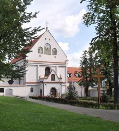 Zdjęcie nr 1: Kościół jest położony na wzgórzu w pobliżu centrum, przy ul. Brata Alojzego Kosiby. Od zachodu przed kościołem znajduje się dziedziniec i dawny cmentarz obwiedzione murem z bramkami i stacjami Męki Pańskiej. Z cmentarza wejście prowadzi do kościoła, a przez furtę na teren przyklasztorny i dalej do ogrodu klasztornego. Kościół wzniesiony jest z cegły, otynkowany. Świątynia jest orientowana, jednonawowa, z węższym prezbiterium, z kaplicą od północy i kruchtą od zachodu. Przy kościele od południa znajdują się zakrystia i zabudowania klasztorne. Prezbiterium na rzucie prostokąta, zamknięte od wschodu prostą ścianą, trójprzęsłowe, przekryte sklepieniem kolebkowym z przecinającymi się lunetami. W każdym przęśle ściany północnej wysoko umieszczone półkoliście zamknięte okna. Otworom okiennym odpowiadają tej samej wielkości nisze umieszczone w ścianie południowej. Wejście do klasztornego korytarza i zakrystii umieszczone jest w przęśle środkowym. Odpowiada mu otwór komunikacyjny po stronie przeciwnej. W przęśle zachodnim zlokalizowano drugie wejście do południowego korytarza klasztornego. Przestrzeń miedzy prezbiterium a korpusem zawężona arkadą tęczową, zamkniętą półkoliście. Korpus jednonawowy, szerszy z wnękami na ołtarze, czteroprzęsłowy, przekryty sklepieniem kolebkowym na gurtach z lunetami. Wnęka w trzecim przęśle od wschodu zamieniona na otwór do kaplicy północnej. Połowę przęsła zachodniego zajmuje empora muzyczna oparta na nisko schodzącym sklepieniu kolebkowym. Przy emporze, w ścianach wzdłużnych nawy, znacznie mniejsze, półkoliście zamknięte wnęki na konfesjonały. W lunetach, po obu stronach półkoliście zamknięte okna. Okna w przęśle zachodnim zastępują tej samej wielkości nisze. Główne wejście do kościoła w osi ściany zachodniej, zamknięte łukiem odcinkowym. W osi nad chórem muzycznym, półkoliście zamknięte okno, większe od pozostałych. Wejście do kościoła objęte prostokątnym portalem z piaskowca. Kaplica północna wzniesiona na planie kwadratu, przekryta sklepieniem współczesnym, zbliżonym w formie do klasztornego, zwieńczona latarnią. Okna, umieszczone w ścianie wschodniej i zachodniej, o tym samym wykroju utworzonym z wąskiego prostokąta przechodzącego górą w formę wachlarza lub wycinka koła. Zewnętrzne elewacje artykułuje podział osiowy i dekoracja lizenowo-ramowa, złożona z wydatnych elementów wertykalnych i horyzontalnych. Jednoosiową fasadę nad kruchtą ozdabia poniżej okna profilowany gzyms. Całość zamknięta wysoką, trójkątną ścianą szczytową, z trzema półkoliście zamkniętymi niszami. W nich polichromowane płaskorzeźby o kształcie stojącego prostokąta zamkniętego łukiem pełnym przedstawiające: stygmatyzację św. Franciszka, św. Piotra z Alkantary, św. Antoniego Padewskiego. Szczyt zwieńczony metalowym krzyżem osadzonym na niskim cokole. Kruchta przy fasadzie  z dwoma wejściami. Wejście zachodnie obejmuje półkoliście zamknięty portal z piaskowca, z dekoracją płycinową na węgarach, z kapitelami i skromnie profilowaną archiwoltą spiętą kluczem. Węższe wejście od północy z prostym, półkoliście zamkniętym portalem z piaskowca. Budowlę zamkniętą profilowanym gzymsem wieńczy trójkątny naczółek, przechodzący po bokach w balustradę z dekoracją płycinową. Na narożnych słupkach balustrady obeliskowe sterczyny. W półkoliście zamkniętej wnęce, umieszczonej pośrodku naczółka, wizerunek Matki Boskiej Nieustającej Pomocy. Wschodnia ściana prezbiterium, w dolnej partii zupełnie płaska, w górnej z triadą prostokątnych wnęk. Część szczytową oddziela od dolnej profilowany gzyms kryty dachówką. W osi trójkątnego szczytu wschodniego prostokątna wnęka z płaskorzeźbioną i polichromowaną sceną przedstawiającą św. Porcjunkulę w towarzystwie Chrystusa oraz św. Franciszka. Bryłę świątyni zamykają wysokie dachy dwuspadowe. Pośrodku dachu prezbiterium wieloboczna wieżyczka na sygnaturkę z ażurową latarnią. Bryłę kaplicy przekrywa dach czterospadowy. Ośmioboczną formę jej latarni zamyka dach wielospadowy zwieńczony metalowym krzyżem.