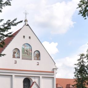Zdjęcie nr 1: Kościół jest położony na wzgórzu w pobliżu centrum, przy ul. Brata Alojzego Kosiby. Od zachodu przed kościołem znajduje się dziedziniec i dawny cmentarz obwiedzione murem z bramkami i stacjami Męki Pańskiej. Z cmentarza wejście prowadzi do kościoła, a przez furtę na teren przyklasztorny i dalej do ogrodu klasztornego. Kościół wzniesiony jest z cegły, otynkowany. Świątynia jest orientowana, jednonawowa, z węższym prezbiterium, z kaplicą od północy i kruchtą od zachodu. Przy kościele od południa znajdują się zakrystia i zabudowania klasztorne. Prezbiterium na rzucie prostokąta, zamknięte od wschodu prostą ścianą, trójprzęsłowe, przekryte sklepieniem kolebkowym z przecinającymi się lunetami. W każdym przęśle ściany północnej wysoko umieszczone półkoliście zamknięte okna. Otworom okiennym odpowiadają tej samej wielkości nisze umieszczone w ścianie południowej. Wejście do klasztornego korytarza i zakrystii umieszczone jest w przęśle środkowym. Odpowiada mu otwór komunikacyjny po stronie przeciwnej. W przęśle zachodnim zlokalizowano drugie wejście do południowego korytarza klasztornego. Przestrzeń miedzy prezbiterium a korpusem zawężona arkadą tęczową, zamkniętą półkoliście. Korpus jednonawowy, szerszy z wnękami na ołtarze, czteroprzęsłowy, przekryty sklepieniem kolebkowym na gurtach z lunetami. Wnęka w trzecim przęśle od wschodu zamieniona na otwór do kaplicy północnej. Połowę przęsła zachodniego zajmuje empora muzyczna oparta na nisko schodzącym sklepieniu kolebkowym. Przy emporze, w ścianach wzdłużnych nawy, znacznie mniejsze, półkoliście zamknięte wnęki na konfesjonały. W lunetach, po obu stronach półkoliście zamknięte okna. Okna w przęśle zachodnim zastępują tej samej wielkości nisze. Główne wejście do kościoła w osi ściany zachodniej, zamknięte łukiem odcinkowym. W osi nad chórem muzycznym, półkoliście zamknięte okno, większe od pozostałych. Wejście do kościoła objęte prostokątnym portalem z piaskowca. Kaplica północna wzniesiona na planie kwadratu, przekryta sklepieniem współczesnym, zbliżonym w formie do klasztornego, zwieńczona latarnią. Okna, umieszczone w ścianie wschodniej i zachodniej, o tym samym wykroju utworzonym z wąskiego prostokąta przechodzącego górą w formę wachlarza lub wycinka koła. Zewnętrzne elewacje artykułuje podział osiowy i dekoracja lizenowo-ramowa, złożona z wydatnych elementów wertykalnych i horyzontalnych. Jednoosiową fasadę nad kruchtą ozdabia poniżej okna profilowany gzyms. Całość zamknięta wysoką, trójkątną ścianą szczytową, z trzema półkoliście zamkniętymi niszami. W nich polichromowane płaskorzeźby o kształcie stojącego prostokąta zamkniętego łukiem pełnym przedstawiające: stygmatyzację św. Franciszka, św. Piotra z Alkantary, św. Antoniego Padewskiego. Szczyt zwieńczony metalowym krzyżem osadzonym na niskim cokole. Kruchta przy fasadzie  z dwoma wejściami. Wejście zachodnie obejmuje półkoliście zamknięty portal z piaskowca, z dekoracją płycinową na węgarach, z kapitelami i skromnie profilowaną archiwoltą spiętą kluczem. Węższe wejście od północy z prostym, półkoliście zamkniętym portalem z piaskowca. Budowlę zamkniętą profilowanym gzymsem wieńczy trójkątny naczółek, przechodzący po bokach w balustradę z dekoracją płycinową. Na narożnych słupkach balustrady obeliskowe sterczyny. W półkoliście zamkniętej wnęce, umieszczonej pośrodku naczółka, wizerunek Matki Boskiej Nieustającej Pomocy. Wschodnia ściana prezbiterium, w dolnej partii zupełnie płaska, w górnej z triadą prostokątnych wnęk. Część szczytową oddziela od dolnej profilowany gzyms kryty dachówką. W osi trójkątnego szczytu wschodniego prostokątna wnęka z płaskorzeźbioną i polichromowaną sceną przedstawiającą św. Porcjunkulę w towarzystwie Chrystusa oraz św. Franciszka. Bryłę świątyni zamykają wysokie dachy dwuspadowe. Pośrodku dachu prezbiterium wieloboczna wieżyczka na sygnaturkę z ażurową latarnią. Bryłę kaplicy przekrywa dach czterospadowy. Ośmioboczną formę jej latarni zamyka dach wielospadowy zwieńczony metalowym krzyżem.