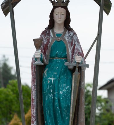 Zdjęcie nr 12: Kościół z drewna modrzewiowego o konstrukcji zrębowej, na betonowej podmurówce, otoczony drewnianym ogrodzeniem. Bryła składa się z korpusu nawowego na planie prostokąta oraz z wydłużonego, prostokątnego prezbiterium z zakrystią na przedłużeniu, węższego od nawy, zakończonego ścianą prostą, skierowanego na południe. Od strony północnej dobudowana jest prostokątna kruchta, od zachodu dwa przedsionki na dwóch skrajnych bokach –  przy nawie i prezbiterium. 
Trójprzęsłowe prezbiterium nakryte jest  sklepieniem pozornym zwierciadlanym, które przedłuża się nad nawę środkową. Ściany prezbiterium artykułowane pilastrami dzielą je na trzy przęsła. Kapitele pilastrów dźwigają nasadniki, które podtrzymują gzymsik. Przedłużeniem kapiteli w strefie stropu są płaskie belki biegnące przez całą jego szerokość, wyznaczając tym samym pola, w których umieszczono polichromię. Po obu stronach ołtarza drzwi w kształcie stojącego prostokąta. Prezbiterium od korpusu nawowego oddzielone silnie wystającą belką sklepienia oraz belką tęczową z grupą Ukrzyżowania. 
Korpus o trzech nawach o układzie halowym, z których środkowa jest dwa razy szersza od bocznych, trójprzęsłowa, z nawami oddzielonymi kanelowanymi filarami z nasadnikami podtrzymującymi gzyms. Nawy boczne nakryte kolebką. Na linii filarów pilastry na ścianach, łączą je poprzeczne belki sklepienia. W ostatnim przęśle chór muzyczny wsparty na dwóch filarach, z pełnym parapetem występującym w części środkowej trójbocznie do przodu. Jego krawędź dolna dekorowana jest lambrekinem. Ściany kościoła pokryte polichormią, pomalowane na jasnożółto, z jasnozielonymi podporami i brązowymi liniami podziału stropu. Te elementy wyznaczają ramy wypełnione polami z dekoracją ornamentalną w kształcie prostokątów i scenami figuralnymi zamkniętymi w kołach. 
Otwory okienne w drugim i trzecim przęśle nawy, od wschodu i zachodu, prostokątne. Także w prezbiterium po jednym prostokątnym oknie z każdej strony. Od strony wejścia dwa niewielkie okna prostokątne ponad kruchtą. Na ścianie zamknięcia zakrystii cztery prostokątne, symetrycznie rozłożone okna. 
 Fasada poprzedzona przedsionkiem w kształcie prostopadłościanu nakrytego dachem dwuspadowym, z przyczółkiem. Otwór drzwiowy w formie stojącego prostokąta, a w szczycie przyczółka trójkątne, wielodzielne okienko. Fasada w kształcie leżącego prostokąta z trójkątnym szczytem, części oddzielone daszkiem pulpitowym. Po dwóch stronach przedsionka prostokątne okna, w szczycie fasady  nakryty daszkiem krucyfiks. 
Elewacje zewnętrzne na podmurówce, artykułowane jedynie pionowymi, wystającymi przed lico belkami, przeprute oknami. Nad nawą i prezbiterium dachy dwuspadowe, nad prezbiterium niższy niż nad nawą, kryty blachą. Nad nawą wieżyczka na sygnaturkę zwieńczona cebulastym hełmem i krzyżem na szczycie. Na końcach dachu przy prezbiterium i nawie metalowe krzyże. 
