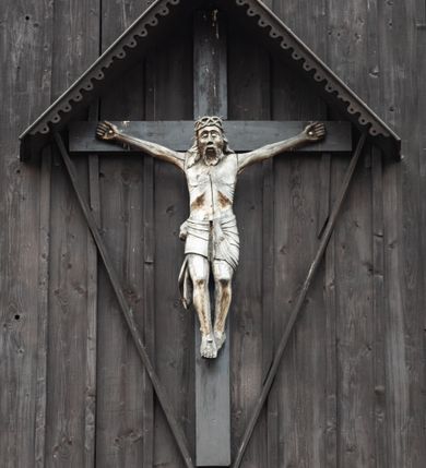 Zdjęcie nr 7: Kościół z drewna modrzewiowego o konstrukcji zrębowej, na betonowej podmurówce, otoczony drewnianym ogrodzeniem. Bryła składa się z korpusu nawowego na planie prostokąta oraz z wydłużonego, prostokątnego prezbiterium z zakrystią na przedłużeniu, węższego od nawy, zakończonego ścianą prostą, skierowanego na południe. Od strony północnej dobudowana jest prostokątna kruchta, od zachodu dwa przedsionki na dwóch skrajnych bokach –  przy nawie i prezbiterium. 
Trójprzęsłowe prezbiterium nakryte jest  sklepieniem pozornym zwierciadlanym, które przedłuża się nad nawę środkową. Ściany prezbiterium artykułowane pilastrami dzielą je na trzy przęsła. Kapitele pilastrów dźwigają nasadniki, które podtrzymują gzymsik. Przedłużeniem kapiteli w strefie stropu są płaskie belki biegnące przez całą jego szerokość, wyznaczając tym samym pola, w których umieszczono polichromię. Po obu stronach ołtarza drzwi w kształcie stojącego prostokąta. Prezbiterium od korpusu nawowego oddzielone silnie wystającą belką sklepienia oraz belką tęczową z grupą Ukrzyżowania. 
Korpus o trzech nawach o układzie halowym, z których środkowa jest dwa razy szersza od bocznych, trójprzęsłowa, z nawami oddzielonymi kanelowanymi filarami z nasadnikami podtrzymującymi gzyms. Nawy boczne nakryte kolebką. Na linii filarów pilastry na ścianach, łączą je poprzeczne belki sklepienia. W ostatnim przęśle chór muzyczny wsparty na dwóch filarach, z pełnym parapetem występującym w części środkowej trójbocznie do przodu. Jego krawędź dolna dekorowana jest lambrekinem. Ściany kościoła pokryte polichormią, pomalowane na jasnożółto, z jasnozielonymi podporami i brązowymi liniami podziału stropu. Te elementy wyznaczają ramy wypełnione polami z dekoracją ornamentalną w kształcie prostokątów i scenami figuralnymi zamkniętymi w kołach. 
Otwory okienne w drugim i trzecim przęśle nawy, od wschodu i zachodu, prostokątne. Także w prezbiterium po jednym prostokątnym oknie z każdej strony. Od strony wejścia dwa niewielkie okna prostokątne ponad kruchtą. Na ścianie zamknięcia zakrystii cztery prostokątne, symetrycznie rozłożone okna. 
 Fasada poprzedzona przedsionkiem w kształcie prostopadłościanu nakrytego dachem dwuspadowym, z przyczółkiem. Otwór drzwiowy w formie stojącego prostokąta, a w szczycie przyczółka trójkątne, wielodzielne okienko. Fasada w kształcie leżącego prostokąta z trójkątnym szczytem, części oddzielone daszkiem pulpitowym. Po dwóch stronach przedsionka prostokątne okna, w szczycie fasady  nakryty daszkiem krucyfiks. 
Elewacje zewnętrzne na podmurówce, artykułowane jedynie pionowymi, wystającymi przed lico belkami, przeprute oknami. Nad nawą i prezbiterium dachy dwuspadowe, nad prezbiterium niższy niż nad nawą, kryty blachą. Nad nawą wieżyczka na sygnaturkę zwieńczona cebulastym hełmem i krzyżem na szczycie. Na końcach dachu przy prezbiterium i nawie metalowe krzyże. 
