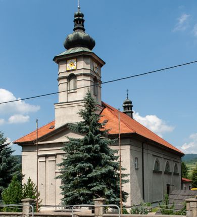 Zdjęcie nr 1: Kościół Świętych Apostołów Filipa i Jakuba w Osielcu usytuowany jest w centrum wsi, na północ od głównej drogi, skierowany prezbiterium na północ. Teren przykościelny otoczony jest kamiennym murem z metalowymi przęsłami. Główne wejście na teren przykościelny prowadzi przez szeroką bramę od południa, flankowaną przez dwa filary, na których ustawione są dwie rzeźby klęczących aniołów. 

Kościół murowany, trzynawowy, halowy o czteroprzęsłowej nawie z krótkim prezbiterium zamkniętym ścianą prostą, zwróconym ku północy, na przedłużeniu prezbiterium zakrystia; w fasadzie czworoboczna wieża. Nawa główna otwarta do bocznych arkadami filarowymi, filary opilastrowane, wspierające sklepienia żagielkowe. Ściana arkady tęczowej o wykroju półkolistym. Prezbiterium podniesione i kilka stopni. Chór muzyczny rozpięty w polu ostatniej arkady nawy od strony południowej, wsparty na dwóch wąskich kolumienkach. Wnętrze oświetlone niewielkimi oknami w kształcie półkoli, po trzech z każdej strony nawy, analogiczne pojedyncze okna na ścianach bocznych prezbiterium oraz trzy prostokątne w zakrystii. Do kościoła prowadzi główne wejście przez kruchtą pod wieżą, drugie mniejsze wejście od strony wschodniej nawy oraz trzecie przez zakrystię. 

Fasada artykułowana w osi głównej parzystymi pilastrami, wspierającymi trójkątny przyczółek, wyżej czworoboczna wieża o ściętych w górnej części narożach. Na ściankach otwory okienne z żaluzjami w kształcie stojącego prostokąta, zamknięte łukiem półkolistym, wyżej zegary. Wieża nakryta cebulastym hełmem z latarnią. Ściany boczne kościoła artykułowe lizenami, wspierającymi niepełne belkowanie. Kościół nakryty dachem namiotowym. Na zakończeniu nawy wieżyczka na sygnaturkę z latarnią. 

