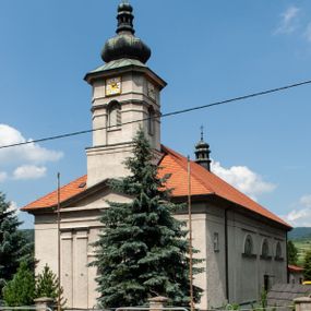 Zdjęcie nr 1: Kościół Świętych Apostołów Filipa i Jakuba w Osielcu usytuowany jest w centrum wsi, na północ od głównej drogi, skierowany prezbiterium na północ. Teren przykościelny otoczony jest kamiennym murem z metalowymi przęsłami. Główne wejście na teren przykościelny prowadzi przez szeroką bramę od południa, flankowaną przez dwa filary, na których ustawione są dwie rzeźby klęczących aniołów. 

Kościół murowany, trzynawowy, halowy o czteroprzęsłowej nawie z krótkim prezbiterium zamkniętym ścianą prostą, zwróconym ku północy, na przedłużeniu prezbiterium zakrystia; w fasadzie czworoboczna wieża. Nawa główna otwarta do bocznych arkadami filarowymi, filary opilastrowane, wspierające sklepienia żagielkowe. Ściana arkady tęczowej o wykroju półkolistym. Prezbiterium podniesione i kilka stopni. Chór muzyczny rozpięty w polu ostatniej arkady nawy od strony południowej, wsparty na dwóch wąskich kolumienkach. Wnętrze oświetlone niewielkimi oknami w kształcie półkoli, po trzech z każdej strony nawy, analogiczne pojedyncze okna na ścianach bocznych prezbiterium oraz trzy prostokątne w zakrystii. Do kościoła prowadzi główne wejście przez kruchtą pod wieżą, drugie mniejsze wejście od strony wschodniej nawy oraz trzecie przez zakrystię. 

Fasada artykułowana w osi głównej parzystymi pilastrami, wspierającymi trójkątny przyczółek, wyżej czworoboczna wieża o ściętych w górnej części narożach. Na ściankach otwory okienne z żaluzjami w kształcie stojącego prostokąta, zamknięte łukiem półkolistym, wyżej zegary. Wieża nakryta cebulastym hełmem z latarnią. Ściany boczne kościoła artykułowe lizenami, wspierającymi niepełne belkowanie. Kościół nakryty dachem namiotowym. Na zakończeniu nawy wieżyczka na sygnaturkę z latarnią. 

