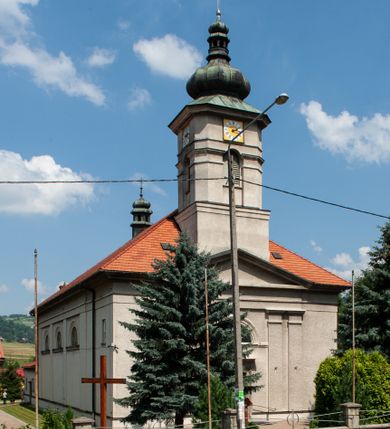 Zdjęcie nr 2: Kościół Świętych Apostołów Filipa i Jakuba w Osielcu usytuowany jest w centrum wsi, na północ od głównej drogi, skierowany prezbiterium na północ. Teren przykościelny otoczony jest kamiennym murem z metalowymi przęsłami. Główne wejście na teren przykościelny prowadzi przez szeroką bramę od południa, flankowaną przez dwa filary, na których ustawione są dwie rzeźby klęczących aniołów. 

Kościół murowany, trzynawowy, halowy o czteroprzęsłowej nawie z krótkim prezbiterium zamkniętym ścianą prostą, zwróconym ku północy, na przedłużeniu prezbiterium zakrystia; w fasadzie czworoboczna wieża. Nawa główna otwarta do bocznych arkadami filarowymi, filary opilastrowane, wspierające sklepienia żagielkowe. Ściana arkady tęczowej o wykroju półkolistym. Prezbiterium podniesione i kilka stopni. Chór muzyczny rozpięty w polu ostatniej arkady nawy od strony południowej, wsparty na dwóch wąskich kolumienkach. Wnętrze oświetlone niewielkimi oknami w kształcie półkoli, po trzech z każdej strony nawy, analogiczne pojedyncze okna na ścianach bocznych prezbiterium oraz trzy prostokątne w zakrystii. Do kościoła prowadzi główne wejście przez kruchtą pod wieżą, drugie mniejsze wejście od strony wschodniej nawy oraz trzecie przez zakrystię. 

Fasada artykułowana w osi głównej parzystymi pilastrami, wspierającymi trójkątny przyczółek, wyżej czworoboczna wieża o ściętych w górnej części narożach. Na ściankach otwory okienne z żaluzjami w kształcie stojącego prostokąta, zamknięte łukiem półkolistym, wyżej zegary. Wieża nakryta cebulastym hełmem z latarnią. Ściany boczne kościoła artykułowe lizenami, wspierającymi niepełne belkowanie. Kościół nakryty dachem namiotowym. Na zakończeniu nawy wieżyczka na sygnaturkę z latarnią. 

