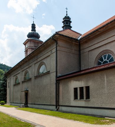 Zdjęcie nr 5: Kościół Świętych Apostołów Filipa i Jakuba w Osielcu usytuowany jest w centrum wsi, na północ od głównej drogi, skierowany prezbiterium na północ. Teren przykościelny otoczony jest kamiennym murem z metalowymi przęsłami. Główne wejście na teren przykościelny prowadzi przez szeroką bramę od południa, flankowaną przez dwa filary, na których ustawione są dwie rzeźby klęczących aniołów. 

Kościół murowany, trzynawowy, halowy o czteroprzęsłowej nawie z krótkim prezbiterium zamkniętym ścianą prostą, zwróconym ku północy, na przedłużeniu prezbiterium zakrystia; w fasadzie czworoboczna wieża. Nawa główna otwarta do bocznych arkadami filarowymi, filary opilastrowane, wspierające sklepienia żagielkowe. Ściana arkady tęczowej o wykroju półkolistym. Prezbiterium podniesione i kilka stopni. Chór muzyczny rozpięty w polu ostatniej arkady nawy od strony południowej, wsparty na dwóch wąskich kolumienkach. Wnętrze oświetlone niewielkimi oknami w kształcie półkoli, po trzech z każdej strony nawy, analogiczne pojedyncze okna na ścianach bocznych prezbiterium oraz trzy prostokątne w zakrystii. Do kościoła prowadzi główne wejście przez kruchtą pod wieżą, drugie mniejsze wejście od strony wschodniej nawy oraz trzecie przez zakrystię. 

Fasada artykułowana w osi głównej parzystymi pilastrami, wspierającymi trójkątny przyczółek, wyżej czworoboczna wieża o ściętych w górnej części narożach. Na ściankach otwory okienne z żaluzjami w kształcie stojącego prostokąta, zamknięte łukiem półkolistym, wyżej zegary. Wieża nakryta cebulastym hełmem z latarnią. Ściany boczne kościoła artykułowe lizenami, wspierającymi niepełne belkowanie. Kościół nakryty dachem namiotowym. Na zakończeniu nawy wieżyczka na sygnaturkę z latarnią. 

