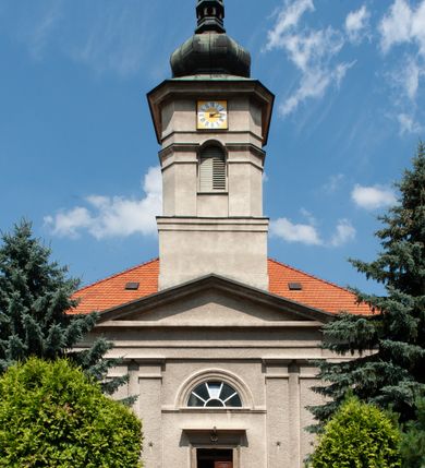 Zdjęcie nr 4: Kościół Świętych Apostołów Filipa i Jakuba w Osielcu usytuowany jest w centrum wsi, na północ od głównej drogi, skierowany prezbiterium na północ. Teren przykościelny otoczony jest kamiennym murem z metalowymi przęsłami. Główne wejście na teren przykościelny prowadzi przez szeroką bramę od południa, flankowaną przez dwa filary, na których ustawione są dwie rzeźby klęczących aniołów. 

Kościół murowany, trzynawowy, halowy o czteroprzęsłowej nawie z krótkim prezbiterium zamkniętym ścianą prostą, zwróconym ku północy, na przedłużeniu prezbiterium zakrystia; w fasadzie czworoboczna wieża. Nawa główna otwarta do bocznych arkadami filarowymi, filary opilastrowane, wspierające sklepienia żagielkowe. Ściana arkady tęczowej o wykroju półkolistym. Prezbiterium podniesione i kilka stopni. Chór muzyczny rozpięty w polu ostatniej arkady nawy od strony południowej, wsparty na dwóch wąskich kolumienkach. Wnętrze oświetlone niewielkimi oknami w kształcie półkoli, po trzech z każdej strony nawy, analogiczne pojedyncze okna na ścianach bocznych prezbiterium oraz trzy prostokątne w zakrystii. Do kościoła prowadzi główne wejście przez kruchtą pod wieżą, drugie mniejsze wejście od strony wschodniej nawy oraz trzecie przez zakrystię. 

Fasada artykułowana w osi głównej parzystymi pilastrami, wspierającymi trójkątny przyczółek, wyżej czworoboczna wieża o ściętych w górnej części narożach. Na ściankach otwory okienne z żaluzjami w kształcie stojącego prostokąta, zamknięte łukiem półkolistym, wyżej zegary. Wieża nakryta cebulastym hełmem z latarnią. Ściany boczne kościoła artykułowe lizenami, wspierającymi niepełne belkowanie. Kościół nakryty dachem namiotowym. Na zakończeniu nawy wieżyczka na sygnaturkę z latarnią. 

