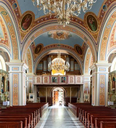 Zdjęcie nr 10: Kościół Świętych Apostołów Filipa i Jakuba w Osielcu usytuowany jest w centrum wsi, na północ od głównej drogi, skierowany prezbiterium na północ. Teren przykościelny otoczony jest kamiennym murem z metalowymi przęsłami. Główne wejście na teren przykościelny prowadzi przez szeroką bramę od południa, flankowaną przez dwa filary, na których ustawione są dwie rzeźby klęczących aniołów. 

Kościół murowany, trzynawowy, halowy o czteroprzęsłowej nawie z krótkim prezbiterium zamkniętym ścianą prostą, zwróconym ku północy, na przedłużeniu prezbiterium zakrystia; w fasadzie czworoboczna wieża. Nawa główna otwarta do bocznych arkadami filarowymi, filary opilastrowane, wspierające sklepienia żagielkowe. Ściana arkady tęczowej o wykroju półkolistym. Prezbiterium podniesione i kilka stopni. Chór muzyczny rozpięty w polu ostatniej arkady nawy od strony południowej, wsparty na dwóch wąskich kolumienkach. Wnętrze oświetlone niewielkimi oknami w kształcie półkoli, po trzech z każdej strony nawy, analogiczne pojedyncze okna na ścianach bocznych prezbiterium oraz trzy prostokątne w zakrystii. Do kościoła prowadzi główne wejście przez kruchtą pod wieżą, drugie mniejsze wejście od strony wschodniej nawy oraz trzecie przez zakrystię. 

Fasada artykułowana w osi głównej parzystymi pilastrami, wspierającymi trójkątny przyczółek, wyżej czworoboczna wieża o ściętych w górnej części narożach. Na ściankach otwory okienne z żaluzjami w kształcie stojącego prostokąta, zamknięte łukiem półkolistym, wyżej zegary. Wieża nakryta cebulastym hełmem z latarnią. Ściany boczne kościoła artykułowe lizenami, wspierającymi niepełne belkowanie. Kościół nakryty dachem namiotowym. Na zakończeniu nawy wieżyczka na sygnaturkę z latarnią. 

