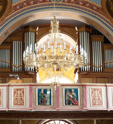 Zdjęcie nr 11: Kościół Świętych Apostołów Filipa i Jakuba w Osielcu usytuowany jest w centrum wsi, na północ od głównej drogi, skierowany prezbiterium na północ. Teren przykościelny otoczony jest kamiennym murem z metalowymi przęsłami. Główne wejście na teren przykościelny prowadzi przez szeroką bramę od południa, flankowaną przez dwa filary, na których ustawione są dwie rzeźby klęczących aniołów. 

Kościół murowany, trzynawowy, halowy o czteroprzęsłowej nawie z krótkim prezbiterium zamkniętym ścianą prostą, zwróconym ku północy, na przedłużeniu prezbiterium zakrystia; w fasadzie czworoboczna wieża. Nawa główna otwarta do bocznych arkadami filarowymi, filary opilastrowane, wspierające sklepienia żagielkowe. Ściana arkady tęczowej o wykroju półkolistym. Prezbiterium podniesione i kilka stopni. Chór muzyczny rozpięty w polu ostatniej arkady nawy od strony południowej, wsparty na dwóch wąskich kolumienkach. Wnętrze oświetlone niewielkimi oknami w kształcie półkoli, po trzech z każdej strony nawy, analogiczne pojedyncze okna na ścianach bocznych prezbiterium oraz trzy prostokątne w zakrystii. Do kościoła prowadzi główne wejście przez kruchtą pod wieżą, drugie mniejsze wejście od strony wschodniej nawy oraz trzecie przez zakrystię. 

Fasada artykułowana w osi głównej parzystymi pilastrami, wspierającymi trójkątny przyczółek, wyżej czworoboczna wieża o ściętych w górnej części narożach. Na ściankach otwory okienne z żaluzjami w kształcie stojącego prostokąta, zamknięte łukiem półkolistym, wyżej zegary. Wieża nakryta cebulastym hełmem z latarnią. Ściany boczne kościoła artykułowe lizenami, wspierającymi niepełne belkowanie. Kościół nakryty dachem namiotowym. Na zakończeniu nawy wieżyczka na sygnaturkę z latarnią. 

