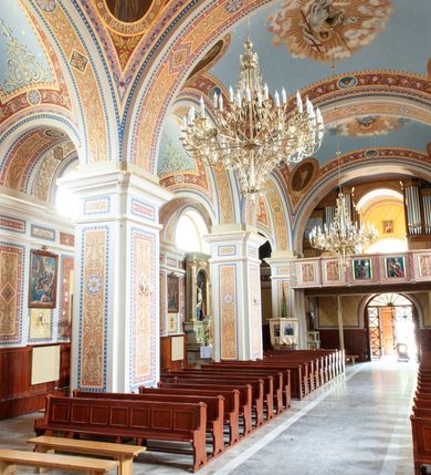 Zdjęcie nr 9: Kościół Świętych Apostołów Filipa i Jakuba w Osielcu usytuowany jest w centrum wsi, na północ od głównej drogi, skierowany prezbiterium na północ. Teren przykościelny otoczony jest kamiennym murem z metalowymi przęsłami. Główne wejście na teren przykościelny prowadzi przez szeroką bramę od południa, flankowaną przez dwa filary, na których ustawione są dwie rzeźby klęczących aniołów. 

Kościół murowany, trzynawowy, halowy o czteroprzęsłowej nawie z krótkim prezbiterium zamkniętym ścianą prostą, zwróconym ku północy, na przedłużeniu prezbiterium zakrystia; w fasadzie czworoboczna wieża. Nawa główna otwarta do bocznych arkadami filarowymi, filary opilastrowane, wspierające sklepienia żagielkowe. Ściana arkady tęczowej o wykroju półkolistym. Prezbiterium podniesione i kilka stopni. Chór muzyczny rozpięty w polu ostatniej arkady nawy od strony południowej, wsparty na dwóch wąskich kolumienkach. Wnętrze oświetlone niewielkimi oknami w kształcie półkoli, po trzech z każdej strony nawy, analogiczne pojedyncze okna na ścianach bocznych prezbiterium oraz trzy prostokątne w zakrystii. Do kościoła prowadzi główne wejście przez kruchtą pod wieżą, drugie mniejsze wejście od strony wschodniej nawy oraz trzecie przez zakrystię. 

Fasada artykułowana w osi głównej parzystymi pilastrami, wspierającymi trójkątny przyczółek, wyżej czworoboczna wieża o ściętych w górnej części narożach. Na ściankach otwory okienne z żaluzjami w kształcie stojącego prostokąta, zamknięte łukiem półkolistym, wyżej zegary. Wieża nakryta cebulastym hełmem z latarnią. Ściany boczne kościoła artykułowe lizenami, wspierającymi niepełne belkowanie. Kościół nakryty dachem namiotowym. Na zakończeniu nawy wieżyczka na sygnaturkę z latarnią. 

