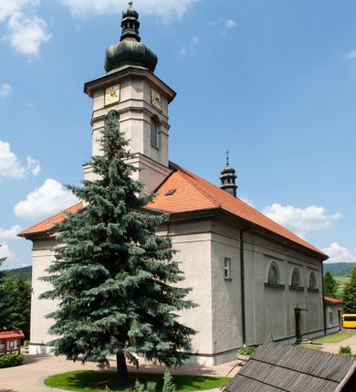 Zdjęcie nr 3: Kościół Świętych Apostołów Filipa i Jakuba w Osielcu usytuowany jest w centrum wsi, na północ od głównej drogi, skierowany prezbiterium na północ. Teren przykościelny otoczony jest kamiennym murem z metalowymi przęsłami. Główne wejście na teren przykościelny prowadzi przez szeroką bramę od południa, flankowaną przez dwa filary, na których ustawione są dwie rzeźby klęczących aniołów. 

Kościół murowany, trzynawowy, halowy o czteroprzęsłowej nawie z krótkim prezbiterium zamkniętym ścianą prostą, zwróconym ku północy, na przedłużeniu prezbiterium zakrystia; w fasadzie czworoboczna wieża. Nawa główna otwarta do bocznych arkadami filarowymi, filary opilastrowane, wspierające sklepienia żagielkowe. Ściana arkady tęczowej o wykroju półkolistym. Prezbiterium podniesione i kilka stopni. Chór muzyczny rozpięty w polu ostatniej arkady nawy od strony południowej, wsparty na dwóch wąskich kolumienkach. Wnętrze oświetlone niewielkimi oknami w kształcie półkoli, po trzech z każdej strony nawy, analogiczne pojedyncze okna na ścianach bocznych prezbiterium oraz trzy prostokątne w zakrystii. Do kościoła prowadzi główne wejście przez kruchtą pod wieżą, drugie mniejsze wejście od strony wschodniej nawy oraz trzecie przez zakrystię. 

Fasada artykułowana w osi głównej parzystymi pilastrami, wspierającymi trójkątny przyczółek, wyżej czworoboczna wieża o ściętych w górnej części narożach. Na ściankach otwory okienne z żaluzjami w kształcie stojącego prostokąta, zamknięte łukiem półkolistym, wyżej zegary. Wieża nakryta cebulastym hełmem z latarnią. Ściany boczne kościoła artykułowe lizenami, wspierającymi niepełne belkowanie. Kościół nakryty dachem namiotowym. Na zakończeniu nawy wieżyczka na sygnaturkę z latarnią. 

