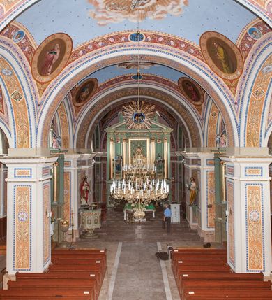 Zdjęcie nr 8: Kościół Świętych Apostołów Filipa i Jakuba w Osielcu usytuowany jest w centrum wsi, na północ od głównej drogi, skierowany prezbiterium na północ. Teren przykościelny otoczony jest kamiennym murem z metalowymi przęsłami. Główne wejście na teren przykościelny prowadzi przez szeroką bramę od południa, flankowaną przez dwa filary, na których ustawione są dwie rzeźby klęczących aniołów. 

Kościół murowany, trzynawowy, halowy o czteroprzęsłowej nawie z krótkim prezbiterium zamkniętym ścianą prostą, zwróconym ku północy, na przedłużeniu prezbiterium zakrystia; w fasadzie czworoboczna wieża. Nawa główna otwarta do bocznych arkadami filarowymi, filary opilastrowane, wspierające sklepienia żagielkowe. Ściana arkady tęczowej o wykroju półkolistym. Prezbiterium podniesione i kilka stopni. Chór muzyczny rozpięty w polu ostatniej arkady nawy od strony południowej, wsparty na dwóch wąskich kolumienkach. Wnętrze oświetlone niewielkimi oknami w kształcie półkoli, po trzech z każdej strony nawy, analogiczne pojedyncze okna na ścianach bocznych prezbiterium oraz trzy prostokątne w zakrystii. Do kościoła prowadzi główne wejście przez kruchtą pod wieżą, drugie mniejsze wejście od strony wschodniej nawy oraz trzecie przez zakrystię. 

Fasada artykułowana w osi głównej parzystymi pilastrami, wspierającymi trójkątny przyczółek, wyżej czworoboczna wieża o ściętych w górnej części narożach. Na ściankach otwory okienne z żaluzjami w kształcie stojącego prostokąta, zamknięte łukiem półkolistym, wyżej zegary. Wieża nakryta cebulastym hełmem z latarnią. Ściany boczne kościoła artykułowe lizenami, wspierającymi niepełne belkowanie. Kościół nakryty dachem namiotowym. Na zakończeniu nawy wieżyczka na sygnaturkę z latarnią. 

