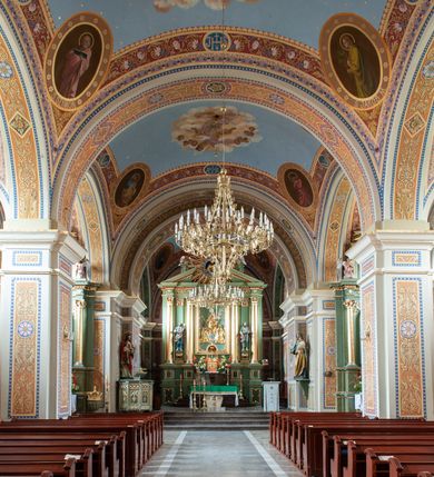 Zdjęcie nr 16: Kościół Świętych Apostołów Filipa i Jakuba w Osielcu usytuowany jest w centrum wsi, na północ od głównej drogi, skierowany prezbiterium na północ. Teren przykościelny otoczony jest kamiennym murem z metalowymi przęsłami. Główne wejście na teren przykościelny prowadzi przez szeroką bramę od południa, flankowaną przez dwa filary, na których ustawione są dwie rzeźby klęczących aniołów. 

Kościół murowany, trzynawowy, halowy o czteroprzęsłowej nawie z krótkim prezbiterium zamkniętym ścianą prostą, zwróconym ku północy, na przedłużeniu prezbiterium zakrystia; w fasadzie czworoboczna wieża. Nawa główna otwarta do bocznych arkadami filarowymi, filary opilastrowane, wspierające sklepienia żagielkowe. Ściana arkady tęczowej o wykroju półkolistym. Prezbiterium podniesione i kilka stopni. Chór muzyczny rozpięty w polu ostatniej arkady nawy od strony południowej, wsparty na dwóch wąskich kolumienkach. Wnętrze oświetlone niewielkimi oknami w kształcie półkoli, po trzech z każdej strony nawy, analogiczne pojedyncze okna na ścianach bocznych prezbiterium oraz trzy prostokątne w zakrystii. Do kościoła prowadzi główne wejście przez kruchtą pod wieżą, drugie mniejsze wejście od strony wschodniej nawy oraz trzecie przez zakrystię. 

Fasada artykułowana w osi głównej parzystymi pilastrami, wspierającymi trójkątny przyczółek, wyżej czworoboczna wieża o ściętych w górnej części narożach. Na ściankach otwory okienne z żaluzjami w kształcie stojącego prostokąta, zamknięte łukiem półkolistym, wyżej zegary. Wieża nakryta cebulastym hełmem z latarnią. Ściany boczne kościoła artykułowe lizenami, wspierającymi niepełne belkowanie. Kościół nakryty dachem namiotowym. Na zakończeniu nawy wieżyczka na sygnaturkę z latarnią. 

