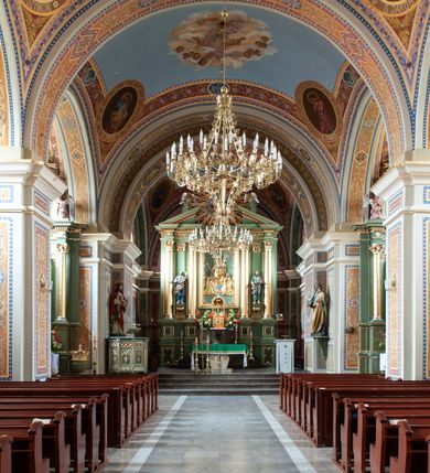 Zdjęcie nr 18: Kościół Świętych Apostołów Filipa i Jakuba w Osielcu usytuowany jest w centrum wsi, na północ od głównej drogi, skierowany prezbiterium na północ. Teren przykościelny otoczony jest kamiennym murem z metalowymi przęsłami. Główne wejście na teren przykościelny prowadzi przez szeroką bramę od południa, flankowaną przez dwa filary, na których ustawione są dwie rzeźby klęczących aniołów. 

Kościół murowany, trzynawowy, halowy o czteroprzęsłowej nawie z krótkim prezbiterium zamkniętym ścianą prostą, zwróconym ku północy, na przedłużeniu prezbiterium zakrystia; w fasadzie czworoboczna wieża. Nawa główna otwarta do bocznych arkadami filarowymi, filary opilastrowane, wspierające sklepienia żagielkowe. Ściana arkady tęczowej o wykroju półkolistym. Prezbiterium podniesione i kilka stopni. Chór muzyczny rozpięty w polu ostatniej arkady nawy od strony południowej, wsparty na dwóch wąskich kolumienkach. Wnętrze oświetlone niewielkimi oknami w kształcie półkoli, po trzech z każdej strony nawy, analogiczne pojedyncze okna na ścianach bocznych prezbiterium oraz trzy prostokątne w zakrystii. Do kościoła prowadzi główne wejście przez kruchtą pod wieżą, drugie mniejsze wejście od strony wschodniej nawy oraz trzecie przez zakrystię. 

Fasada artykułowana w osi głównej parzystymi pilastrami, wspierającymi trójkątny przyczółek, wyżej czworoboczna wieża o ściętych w górnej części narożach. Na ściankach otwory okienne z żaluzjami w kształcie stojącego prostokąta, zamknięte łukiem półkolistym, wyżej zegary. Wieża nakryta cebulastym hełmem z latarnią. Ściany boczne kościoła artykułowe lizenami, wspierającymi niepełne belkowanie. Kościół nakryty dachem namiotowym. Na zakończeniu nawy wieżyczka na sygnaturkę z latarnią. 

