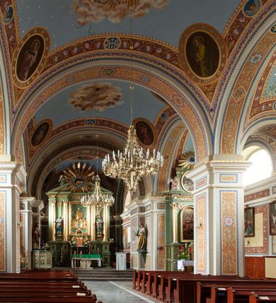 Zdjęcie nr 15: Kościół Świętych Apostołów Filipa i Jakuba w Osielcu usytuowany jest w centrum wsi, na północ od głównej drogi, skierowany prezbiterium na północ. Teren przykościelny otoczony jest kamiennym murem z metalowymi przęsłami. Główne wejście na teren przykościelny prowadzi przez szeroką bramę od południa, flankowaną przez dwa filary, na których ustawione są dwie rzeźby klęczących aniołów. 

Kościół murowany, trzynawowy, halowy o czteroprzęsłowej nawie z krótkim prezbiterium zamkniętym ścianą prostą, zwróconym ku północy, na przedłużeniu prezbiterium zakrystia; w fasadzie czworoboczna wieża. Nawa główna otwarta do bocznych arkadami filarowymi, filary opilastrowane, wspierające sklepienia żagielkowe. Ściana arkady tęczowej o wykroju półkolistym. Prezbiterium podniesione i kilka stopni. Chór muzyczny rozpięty w polu ostatniej arkady nawy od strony południowej, wsparty na dwóch wąskich kolumienkach. Wnętrze oświetlone niewielkimi oknami w kształcie półkoli, po trzech z każdej strony nawy, analogiczne pojedyncze okna na ścianach bocznych prezbiterium oraz trzy prostokątne w zakrystii. Do kościoła prowadzi główne wejście przez kruchtą pod wieżą, drugie mniejsze wejście od strony wschodniej nawy oraz trzecie przez zakrystię. 

Fasada artykułowana w osi głównej parzystymi pilastrami, wspierającymi trójkątny przyczółek, wyżej czworoboczna wieża o ściętych w górnej części narożach. Na ściankach otwory okienne z żaluzjami w kształcie stojącego prostokąta, zamknięte łukiem półkolistym, wyżej zegary. Wieża nakryta cebulastym hełmem z latarnią. Ściany boczne kościoła artykułowe lizenami, wspierającymi niepełne belkowanie. Kościół nakryty dachem namiotowym. Na zakończeniu nawy wieżyczka na sygnaturkę z latarnią. 

