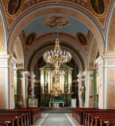 Zdjęcie nr 13: Kościół Świętych Apostołów Filipa i Jakuba w Osielcu usytuowany jest w centrum wsi, na północ od głównej drogi, skierowany prezbiterium na północ. Teren przykościelny otoczony jest kamiennym murem z metalowymi przęsłami. Główne wejście na teren przykościelny prowadzi przez szeroką bramę od południa, flankowaną przez dwa filary, na których ustawione są dwie rzeźby klęczących aniołów. 

Kościół murowany, trzynawowy, halowy o czteroprzęsłowej nawie z krótkim prezbiterium zamkniętym ścianą prostą, zwróconym ku północy, na przedłużeniu prezbiterium zakrystia; w fasadzie czworoboczna wieża. Nawa główna otwarta do bocznych arkadami filarowymi, filary opilastrowane, wspierające sklepienia żagielkowe. Ściana arkady tęczowej o wykroju półkolistym. Prezbiterium podniesione i kilka stopni. Chór muzyczny rozpięty w polu ostatniej arkady nawy od strony południowej, wsparty na dwóch wąskich kolumienkach. Wnętrze oświetlone niewielkimi oknami w kształcie półkoli, po trzech z każdej strony nawy, analogiczne pojedyncze okna na ścianach bocznych prezbiterium oraz trzy prostokątne w zakrystii. Do kościoła prowadzi główne wejście przez kruchtą pod wieżą, drugie mniejsze wejście od strony wschodniej nawy oraz trzecie przez zakrystię. 

Fasada artykułowana w osi głównej parzystymi pilastrami, wspierającymi trójkątny przyczółek, wyżej czworoboczna wieża o ściętych w górnej części narożach. Na ściankach otwory okienne z żaluzjami w kształcie stojącego prostokąta, zamknięte łukiem półkolistym, wyżej zegary. Wieża nakryta cebulastym hełmem z latarnią. Ściany boczne kościoła artykułowe lizenami, wspierającymi niepełne belkowanie. Kościół nakryty dachem namiotowym. Na zakończeniu nawy wieżyczka na sygnaturkę z latarnią. 

