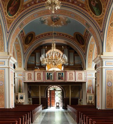 Zdjęcie nr 12: Kościół Świętych Apostołów Filipa i Jakuba w Osielcu usytuowany jest w centrum wsi, na północ od głównej drogi, skierowany prezbiterium na północ. Teren przykościelny otoczony jest kamiennym murem z metalowymi przęsłami. Główne wejście na teren przykościelny prowadzi przez szeroką bramę od południa, flankowaną przez dwa filary, na których ustawione są dwie rzeźby klęczących aniołów. 

Kościół murowany, trzynawowy, halowy o czteroprzęsłowej nawie z krótkim prezbiterium zamkniętym ścianą prostą, zwróconym ku północy, na przedłużeniu prezbiterium zakrystia; w fasadzie czworoboczna wieża. Nawa główna otwarta do bocznych arkadami filarowymi, filary opilastrowane, wspierające sklepienia żagielkowe. Ściana arkady tęczowej o wykroju półkolistym. Prezbiterium podniesione i kilka stopni. Chór muzyczny rozpięty w polu ostatniej arkady nawy od strony południowej, wsparty na dwóch wąskich kolumienkach. Wnętrze oświetlone niewielkimi oknami w kształcie półkoli, po trzech z każdej strony nawy, analogiczne pojedyncze okna na ścianach bocznych prezbiterium oraz trzy prostokątne w zakrystii. Do kościoła prowadzi główne wejście przez kruchtą pod wieżą, drugie mniejsze wejście od strony wschodniej nawy oraz trzecie przez zakrystię. 

Fasada artykułowana w osi głównej parzystymi pilastrami, wspierającymi trójkątny przyczółek, wyżej czworoboczna wieża o ściętych w górnej części narożach. Na ściankach otwory okienne z żaluzjami w kształcie stojącego prostokąta, zamknięte łukiem półkolistym, wyżej zegary. Wieża nakryta cebulastym hełmem z latarnią. Ściany boczne kościoła artykułowe lizenami, wspierającymi niepełne belkowanie. Kościół nakryty dachem namiotowym. Na zakończeniu nawy wieżyczka na sygnaturkę z latarnią. 

