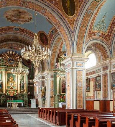 Zdjęcie nr 14: Kościół Świętych Apostołów Filipa i Jakuba w Osielcu usytuowany jest w centrum wsi, na północ od głównej drogi, skierowany prezbiterium na północ. Teren przykościelny otoczony jest kamiennym murem z metalowymi przęsłami. Główne wejście na teren przykościelny prowadzi przez szeroką bramę od południa, flankowaną przez dwa filary, na których ustawione są dwie rzeźby klęczących aniołów. 

Kościół murowany, trzynawowy, halowy o czteroprzęsłowej nawie z krótkim prezbiterium zamkniętym ścianą prostą, zwróconym ku północy, na przedłużeniu prezbiterium zakrystia; w fasadzie czworoboczna wieża. Nawa główna otwarta do bocznych arkadami filarowymi, filary opilastrowane, wspierające sklepienia żagielkowe. Ściana arkady tęczowej o wykroju półkolistym. Prezbiterium podniesione i kilka stopni. Chór muzyczny rozpięty w polu ostatniej arkady nawy od strony południowej, wsparty na dwóch wąskich kolumienkach. Wnętrze oświetlone niewielkimi oknami w kształcie półkoli, po trzech z każdej strony nawy, analogiczne pojedyncze okna na ścianach bocznych prezbiterium oraz trzy prostokątne w zakrystii. Do kościoła prowadzi główne wejście przez kruchtą pod wieżą, drugie mniejsze wejście od strony wschodniej nawy oraz trzecie przez zakrystię. 

Fasada artykułowana w osi głównej parzystymi pilastrami, wspierającymi trójkątny przyczółek, wyżej czworoboczna wieża o ściętych w górnej części narożach. Na ściankach otwory okienne z żaluzjami w kształcie stojącego prostokąta, zamknięte łukiem półkolistym, wyżej zegary. Wieża nakryta cebulastym hełmem z latarnią. Ściany boczne kościoła artykułowe lizenami, wspierającymi niepełne belkowanie. Kościół nakryty dachem namiotowym. Na zakończeniu nawy wieżyczka na sygnaturkę z latarnią. 

