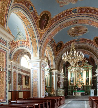 Zdjęcie nr 17: Kościół Świętych Apostołów Filipa i Jakuba w Osielcu usytuowany jest w centrum wsi, na północ od głównej drogi, skierowany prezbiterium na północ. Teren przykościelny otoczony jest kamiennym murem z metalowymi przęsłami. Główne wejście na teren przykościelny prowadzi przez szeroką bramę od południa, flankowaną przez dwa filary, na których ustawione są dwie rzeźby klęczących aniołów. 

Kościół murowany, trzynawowy, halowy o czteroprzęsłowej nawie z krótkim prezbiterium zamkniętym ścianą prostą, zwróconym ku północy, na przedłużeniu prezbiterium zakrystia; w fasadzie czworoboczna wieża. Nawa główna otwarta do bocznych arkadami filarowymi, filary opilastrowane, wspierające sklepienia żagielkowe. Ściana arkady tęczowej o wykroju półkolistym. Prezbiterium podniesione i kilka stopni. Chór muzyczny rozpięty w polu ostatniej arkady nawy od strony południowej, wsparty na dwóch wąskich kolumienkach. Wnętrze oświetlone niewielkimi oknami w kształcie półkoli, po trzech z każdej strony nawy, analogiczne pojedyncze okna na ścianach bocznych prezbiterium oraz trzy prostokątne w zakrystii. Do kościoła prowadzi główne wejście przez kruchtą pod wieżą, drugie mniejsze wejście od strony wschodniej nawy oraz trzecie przez zakrystię. 

Fasada artykułowana w osi głównej parzystymi pilastrami, wspierającymi trójkątny przyczółek, wyżej czworoboczna wieża o ściętych w górnej części narożach. Na ściankach otwory okienne z żaluzjami w kształcie stojącego prostokąta, zamknięte łukiem półkolistym, wyżej zegary. Wieża nakryta cebulastym hełmem z latarnią. Ściany boczne kościoła artykułowe lizenami, wspierającymi niepełne belkowanie. Kościół nakryty dachem namiotowym. Na zakończeniu nawy wieżyczka na sygnaturkę z latarnią. 

