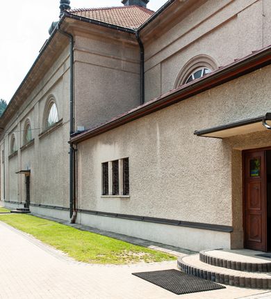 Zdjęcie nr 7: Kościół Świętych Apostołów Filipa i Jakuba w Osielcu usytuowany jest w centrum wsi, na północ od głównej drogi, skierowany prezbiterium na północ. Teren przykościelny otoczony jest kamiennym murem z metalowymi przęsłami. Główne wejście na teren przykościelny prowadzi przez szeroką bramę od południa, flankowaną przez dwa filary, na których ustawione są dwie rzeźby klęczących aniołów. 

Kościół murowany, trzynawowy, halowy o czteroprzęsłowej nawie z krótkim prezbiterium zamkniętym ścianą prostą, zwróconym ku północy, na przedłużeniu prezbiterium zakrystia; w fasadzie czworoboczna wieża. Nawa główna otwarta do bocznych arkadami filarowymi, filary opilastrowane, wspierające sklepienia żagielkowe. Ściana arkady tęczowej o wykroju półkolistym. Prezbiterium podniesione i kilka stopni. Chór muzyczny rozpięty w polu ostatniej arkady nawy od strony południowej, wsparty na dwóch wąskich kolumienkach. Wnętrze oświetlone niewielkimi oknami w kształcie półkoli, po trzech z każdej strony nawy, analogiczne pojedyncze okna na ścianach bocznych prezbiterium oraz trzy prostokątne w zakrystii. Do kościoła prowadzi główne wejście przez kruchtą pod wieżą, drugie mniejsze wejście od strony wschodniej nawy oraz trzecie przez zakrystię. 

Fasada artykułowana w osi głównej parzystymi pilastrami, wspierającymi trójkątny przyczółek, wyżej czworoboczna wieża o ściętych w górnej części narożach. Na ściankach otwory okienne z żaluzjami w kształcie stojącego prostokąta, zamknięte łukiem półkolistym, wyżej zegary. Wieża nakryta cebulastym hełmem z latarnią. Ściany boczne kościoła artykułowe lizenami, wspierającymi niepełne belkowanie. Kościół nakryty dachem namiotowym. Na zakończeniu nawy wieżyczka na sygnaturkę z latarnią. 

