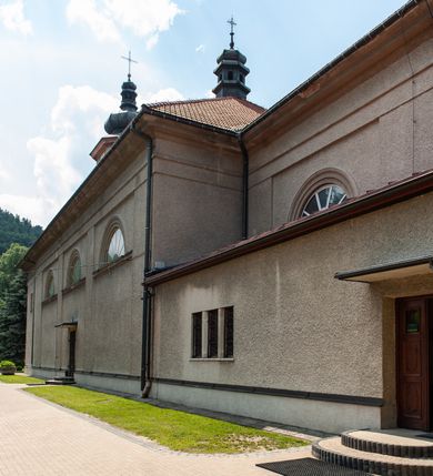 Zdjęcie nr 6: Kościół Świętych Apostołów Filipa i Jakuba w Osielcu usytuowany jest w centrum wsi, na północ od głównej drogi, skierowany prezbiterium na północ. Teren przykościelny otoczony jest kamiennym murem z metalowymi przęsłami. Główne wejście na teren przykościelny prowadzi przez szeroką bramę od południa, flankowaną przez dwa filary, na których ustawione są dwie rzeźby klęczących aniołów. 

Kościół murowany, trzynawowy, halowy o czteroprzęsłowej nawie z krótkim prezbiterium zamkniętym ścianą prostą, zwróconym ku północy, na przedłużeniu prezbiterium zakrystia; w fasadzie czworoboczna wieża. Nawa główna otwarta do bocznych arkadami filarowymi, filary opilastrowane, wspierające sklepienia żagielkowe. Ściana arkady tęczowej o wykroju półkolistym. Prezbiterium podniesione i kilka stopni. Chór muzyczny rozpięty w polu ostatniej arkady nawy od strony południowej, wsparty na dwóch wąskich kolumienkach. Wnętrze oświetlone niewielkimi oknami w kształcie półkoli, po trzech z każdej strony nawy, analogiczne pojedyncze okna na ścianach bocznych prezbiterium oraz trzy prostokątne w zakrystii. Do kościoła prowadzi główne wejście przez kruchtą pod wieżą, drugie mniejsze wejście od strony wschodniej nawy oraz trzecie przez zakrystię. 

Fasada artykułowana w osi głównej parzystymi pilastrami, wspierającymi trójkątny przyczółek, wyżej czworoboczna wieża o ściętych w górnej części narożach. Na ściankach otwory okienne z żaluzjami w kształcie stojącego prostokąta, zamknięte łukiem półkolistym, wyżej zegary. Wieża nakryta cebulastym hełmem z latarnią. Ściany boczne kościoła artykułowe lizenami, wspierającymi niepełne belkowanie. Kościół nakryty dachem namiotowym. Na zakończeniu nawy wieżyczka na sygnaturkę z latarnią. 

