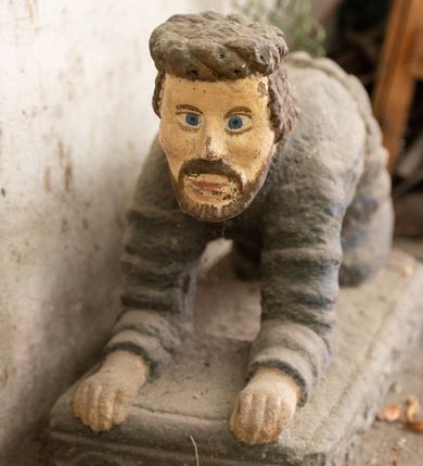 Zdjęcie nr 2: Na podstawie na planie prostokąta, dekorowanej przy brzegach wicią roślinną umieszczona figura na wpółleżącego Chrystusa, opartego na kolanach i łokciach. Twarz ma szczupłą, o schematycznie zaznaczonych rysach, dużych oczach i nosie, szerokich ustach. Twarz okolona krótką brodą i włosami opadającymi na kark. Na głowie ma koronę cierniową. Ubrany jest w niebieską tunikę, przylegającą do ciała i przepasaną w talii sznurem. Polichromia ciała bladożółta, włosy brązowe. 