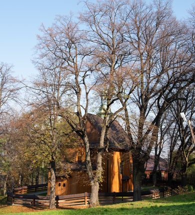 Zdjęcie nr 23: Kościół drewniany, orientowany, jednonawowy, wzniesiony na niewielkiej ceglanej podmurówce, o konstrukcji zrębowej, ściany szalowane pionowo z listowaniem, kruchta zachodnia o konstrukcji słupowo-ramowej. Nawa na rzucie prostokąta zbliżonego do kwadratu, prezbiterium węższe od nawy, wydłużone, zamknięte trójbocznie. Do północnej ściany prezbiterium przylega zakrystia na planie prostokąta. Do północnej ściany nawy przywiera niewielka kruchta na planie prostokąta, zamknięta trójbocznie. Przy zachodniej ścianie nawy znajduje się kruchta na rzucie prostokąta. Wnętrze nakryte pozornymi, spłaszczonymi sklepieniami o krzywiźnie przybierającej kształt łuku odcinkowego. Pomiędzy nawą a prezbiterium otwór tęczowy o wykroju prostokąta zbliżonego do kwadratu zamkniętego łukiem koszowym. Prezbiterium niższe od nawy, sięgające wysokości łuku tęczowego. Ściany prezbiterium i nawy obiega profilowany gzyms, oddzielający je od sklepień. W części zachodniej nawy parapet chóru muzycznego wsparty na dwóch kolumnach o stylizowanych kapitelach kompozytowych i kanelowanych trzonach na wysokich cokołach. W północno-zachodnim narożu drabiniaste schody prowadzące na chór w ośmiobocznej obudowie. Ściany i sklepienia pokryte polichromią. Na ścianach wzdłużnych oraz na osi ściany zachodniej otwory drzwiowe o prostokątnym wykroju zamknięte drzwiami spągowymi z desek oraz płycinowymi, na północnej ścianie prezbiterium prostokątny otwór drzwiowy do zakrystii. Posadzka z płyt kamiennych, szachownicowa. Kruchty i zakrystia nakryte stropami, przez nie dostęp do wnętrza. 
Elewacja frontowa jednoosiowa, zamknięta trójkątnym szczytem, poprzedzona kruchtą. Na osi wejście do kruchty zachodniej w postaci dwuskrzydłowych drzwi w formie stojącego prostokąta. Nad kruchtą pięterko dzwonowe z prostokątnym otworem zamykanym dwuskrzydłowymi okiennicami. Elewacja boczna południowa z czterema oknami, po dwa w nawie i prezbiterium. Elewacja północna przepruta dwoma oknami w części nawy. Okna krosnowe, w formie stojącego prostokąta, o niewielkich podziałach kwaterowych z witrażami. Na wschodniej ścianie kruchty północnej okno i jednoskrzydłowe drzwi. W zakrystii okno na ścianie północnej i drzwi jednoskrzydłowe na ścianie wschodniej. Kościół nakrywają dachy dwuspadowe, wyższy nad korpusem nawowym, niższy nad prezbiterium. Kruchta zachodnia w formie przysadzistej wieży, niższej od korpusu nawowego z pięterkiem dzwonowym, zwieńczonym hełmem baniastym, pokrytym gontem z iglicą oraz gałką i krzyżem. Kruchta północna z dachem wielospadowym. Zakrystia nakryta dachem pulpitowym. W połowie wysokości dachu znajduje się wieżyczka na sygnaturkę na ośmiobocznym obitym blachą trzonie, z ażurową latarnią nakrytą baniastym hełmem zakończonym kulą z krzyżem. 



